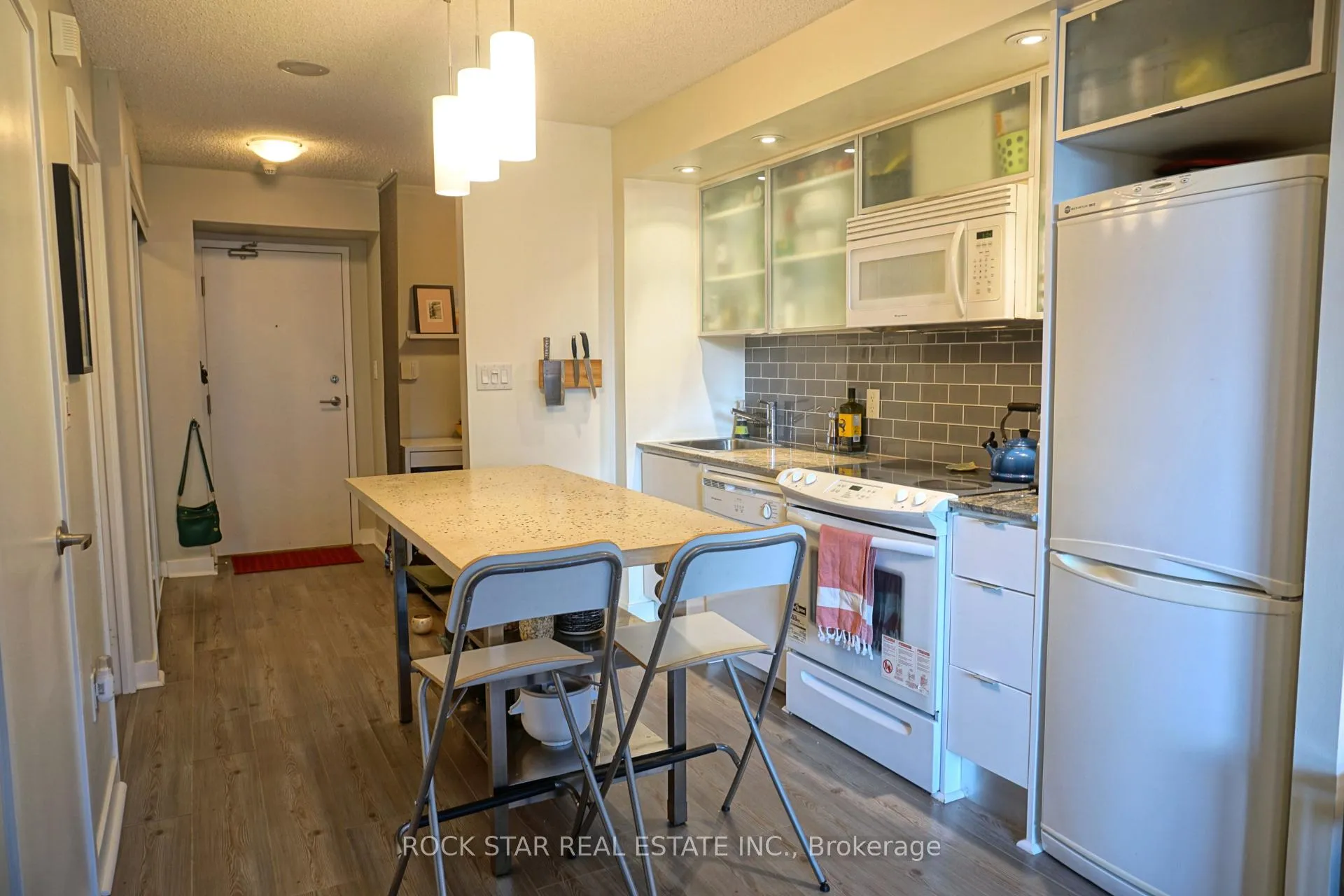 Photo 2 of Unit 911, 25 Telegram Mews, Toronto, Waterfront Communities — HOMEH