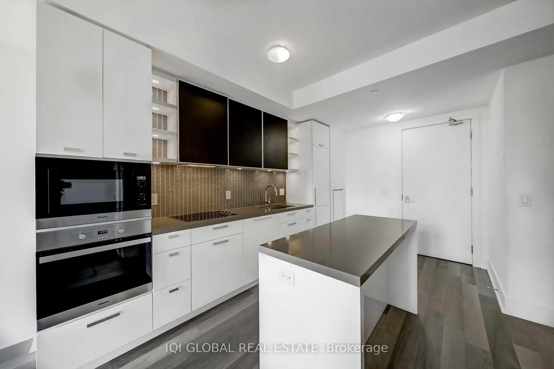 Photo 6 of Unit 307, 32 Davenport Rd Drive, Toronto, The Annex — HOMEH