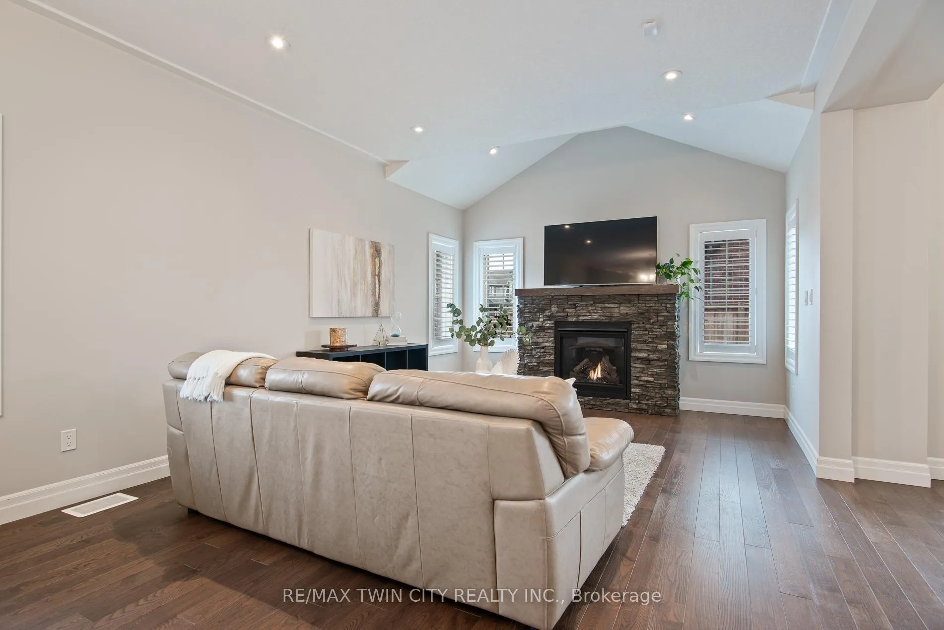 Photo 9 of 255 Falconridge Drive, Kitchener — HOMEH