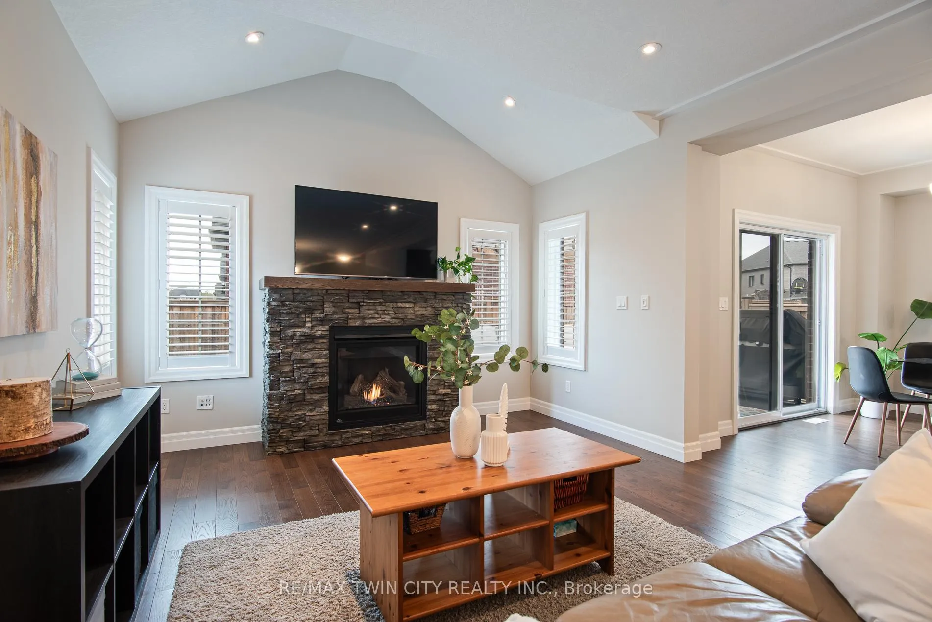 Photo 10 of 255 Falconridge Drive, Kitchener — HOMEH