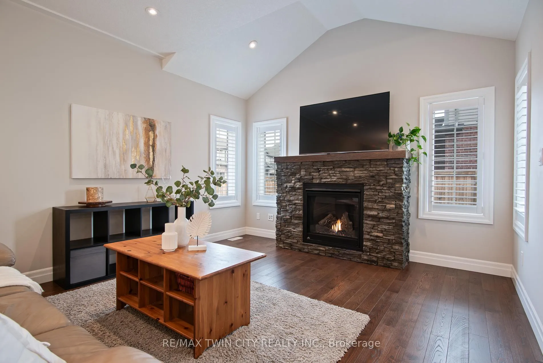Photo 11 of 255 Falconridge Drive, Kitchener — HOMEH