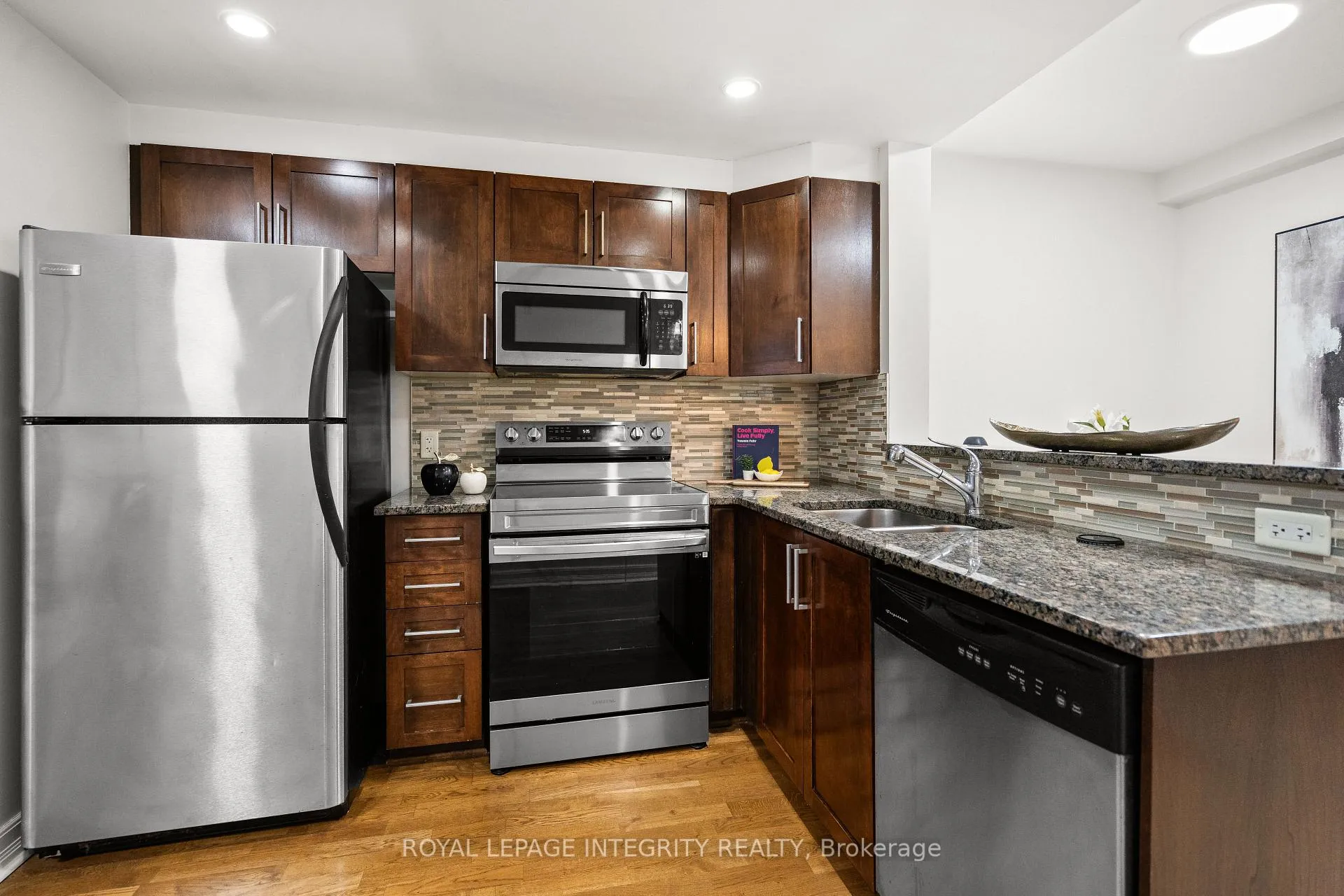 Photo 8 of Unit 710, 200 Besserer Street, Ottawa, Sandy Hill — HOMEH