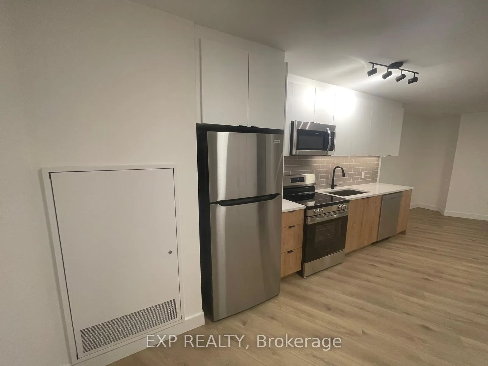 Photo 2 of Unit B15, 1600 James Naismith Drive, Ottawa, Pineview — HOMEH