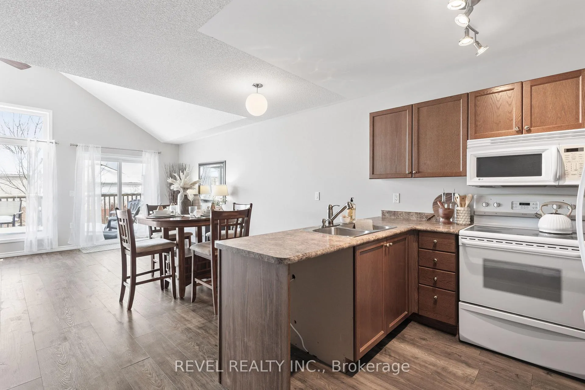 Photo 6 of 617 Clancy Crescent, Peterborough, Otonabee Ward 1 — HOMEH