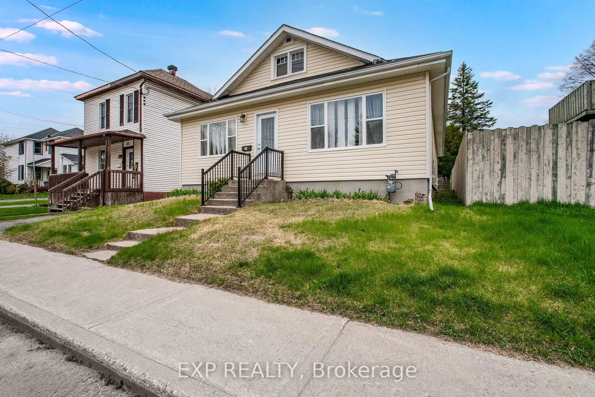 Photo 3 of 25 Mary Street S, Smiths Falls — HOMEH