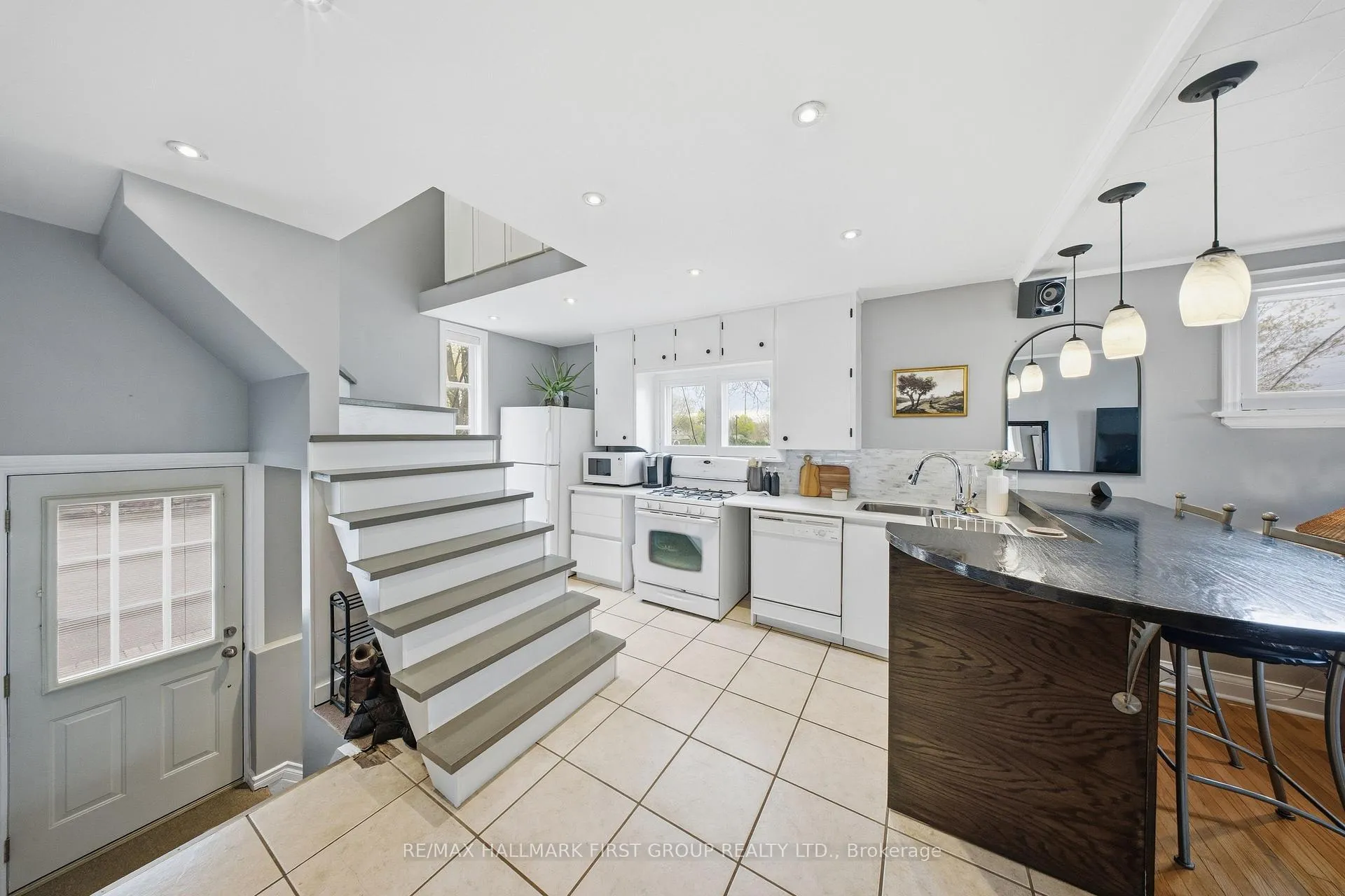 Photo 8 of 215 Park Road S, Oshawa, Vanier — HOMEH