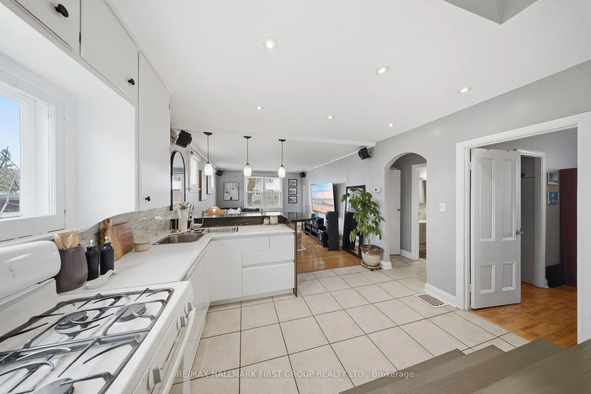Photo 10 of 215 Park Road S, Oshawa, Vanier — HOMEH