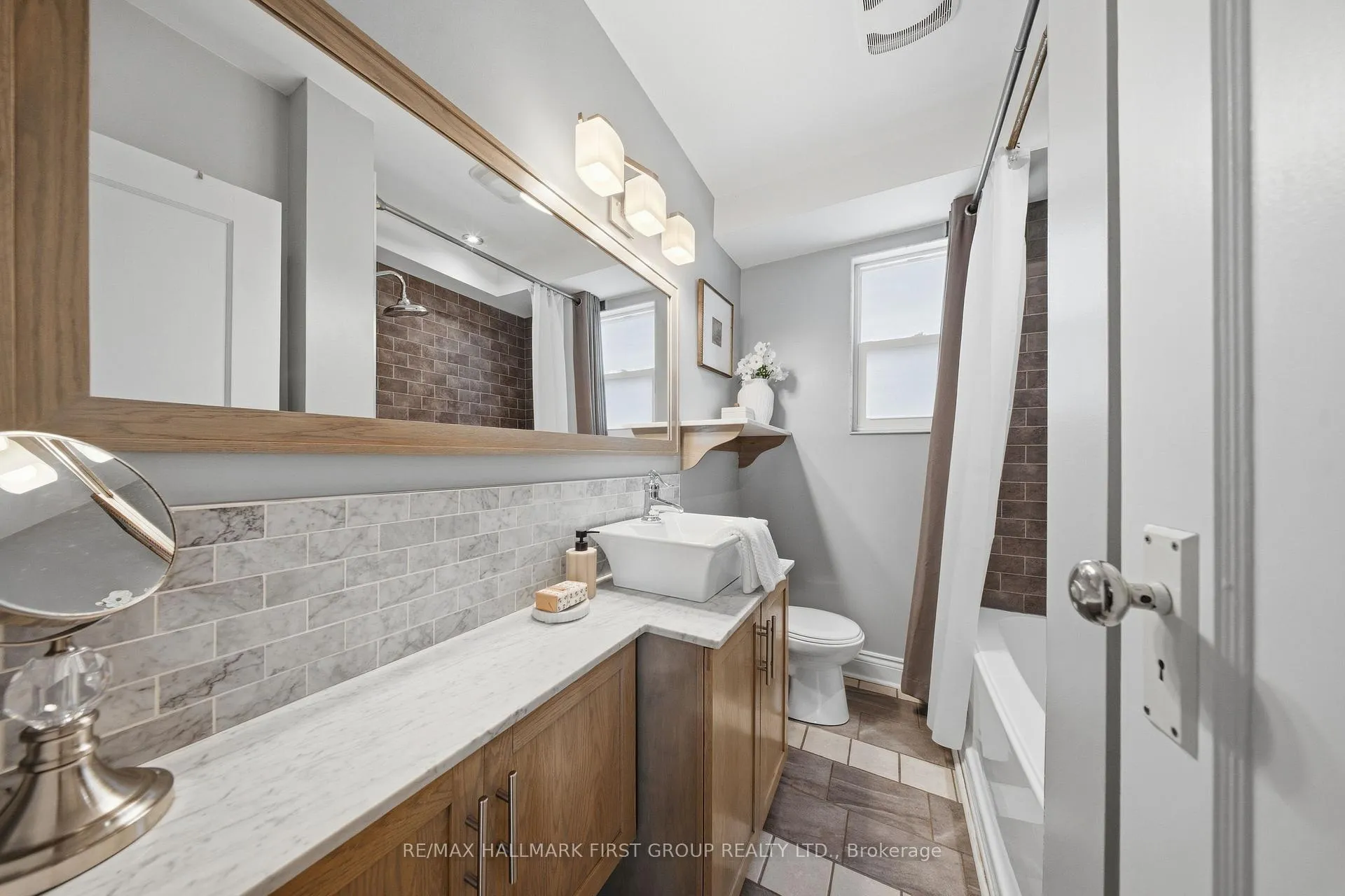 Photo 11 of 215 Park Road S, Oshawa, Vanier — HOMEH