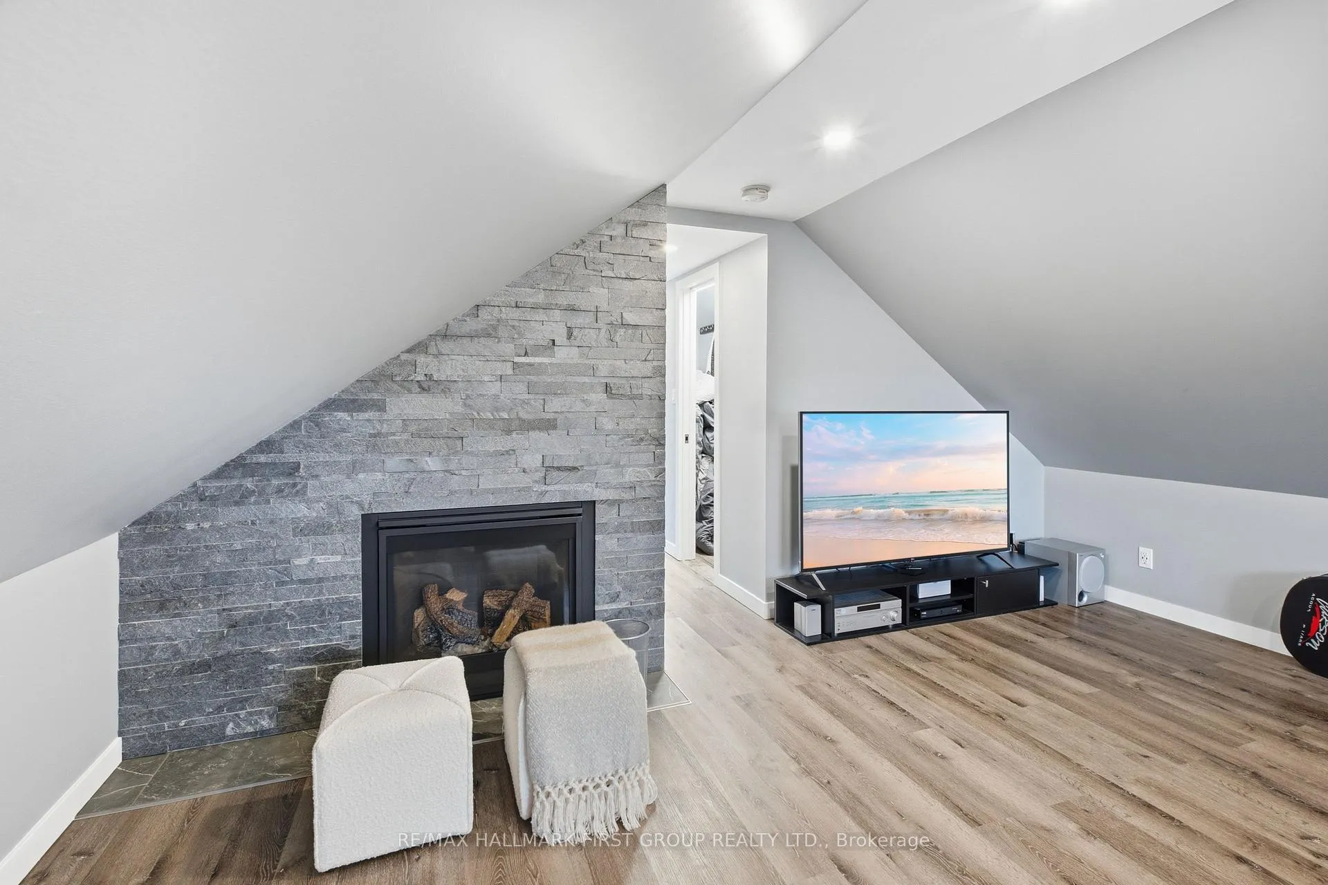 Photo 20 of 215 Park Road S, Oshawa, Vanier — HOMEH