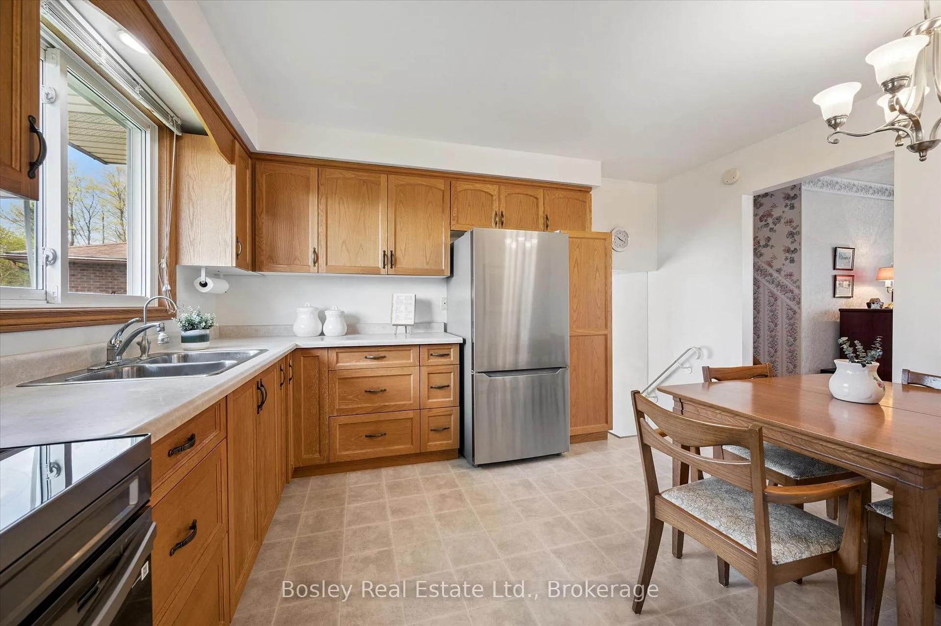 Photo 10 of 49 Ripley Crescent, Kitchener — HOMEH