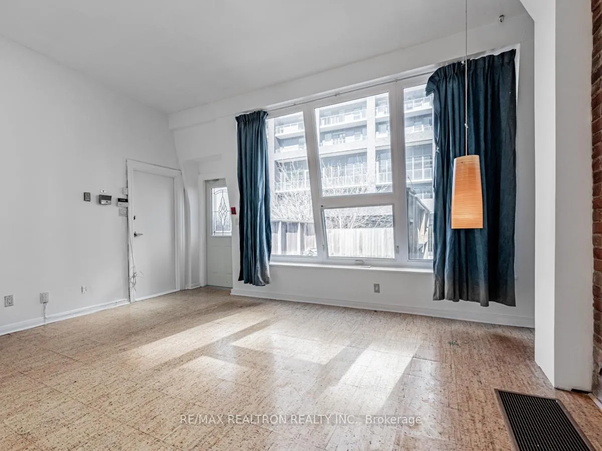 Photo 4 of Unit 3rd Fl., 6 Clarence Square, Toronto, Waterfront Communities — HOMEH