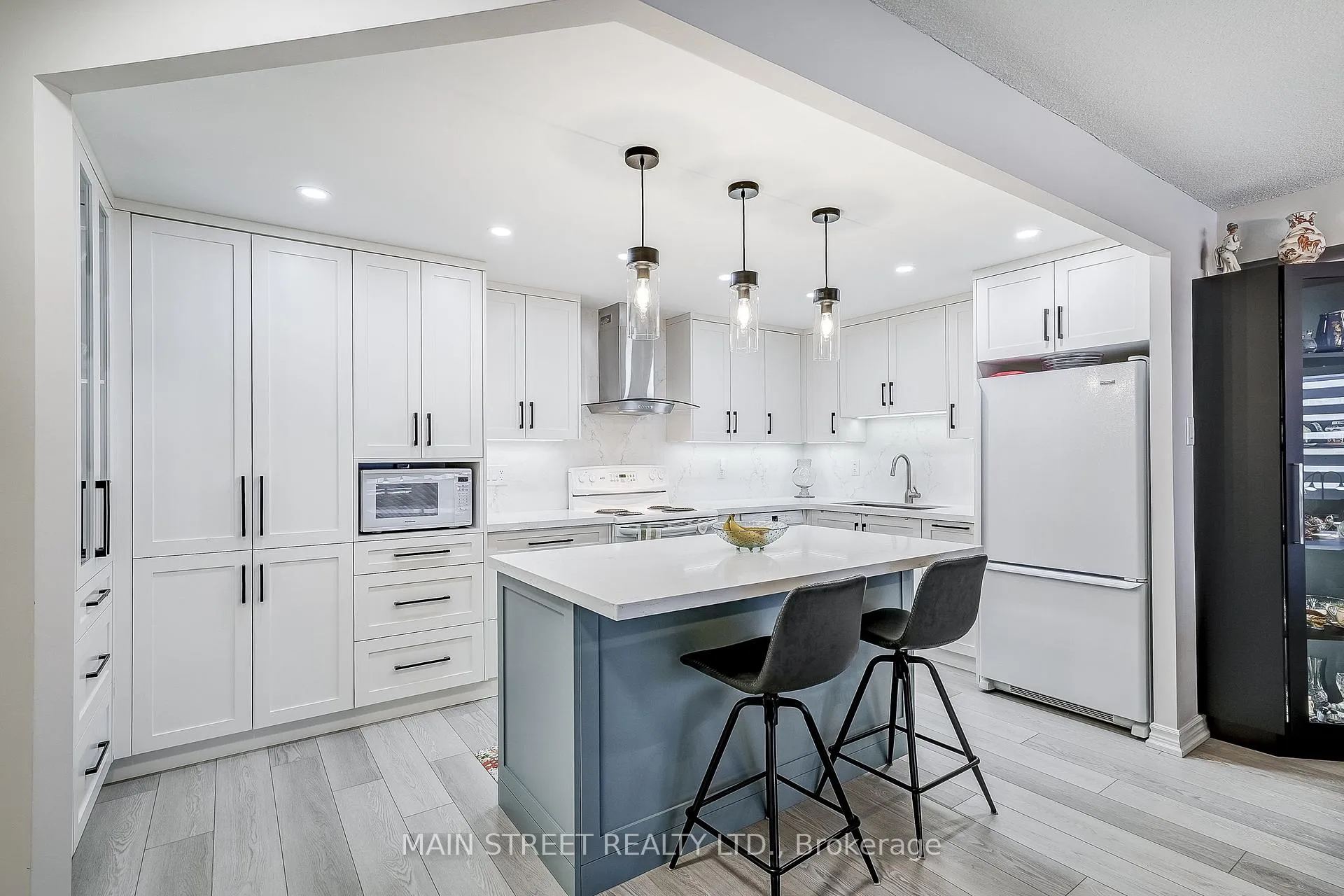 Photo 5 of Unit 506, 250 Davis Drive, Newmarket, Central Newmarket — HOMEH