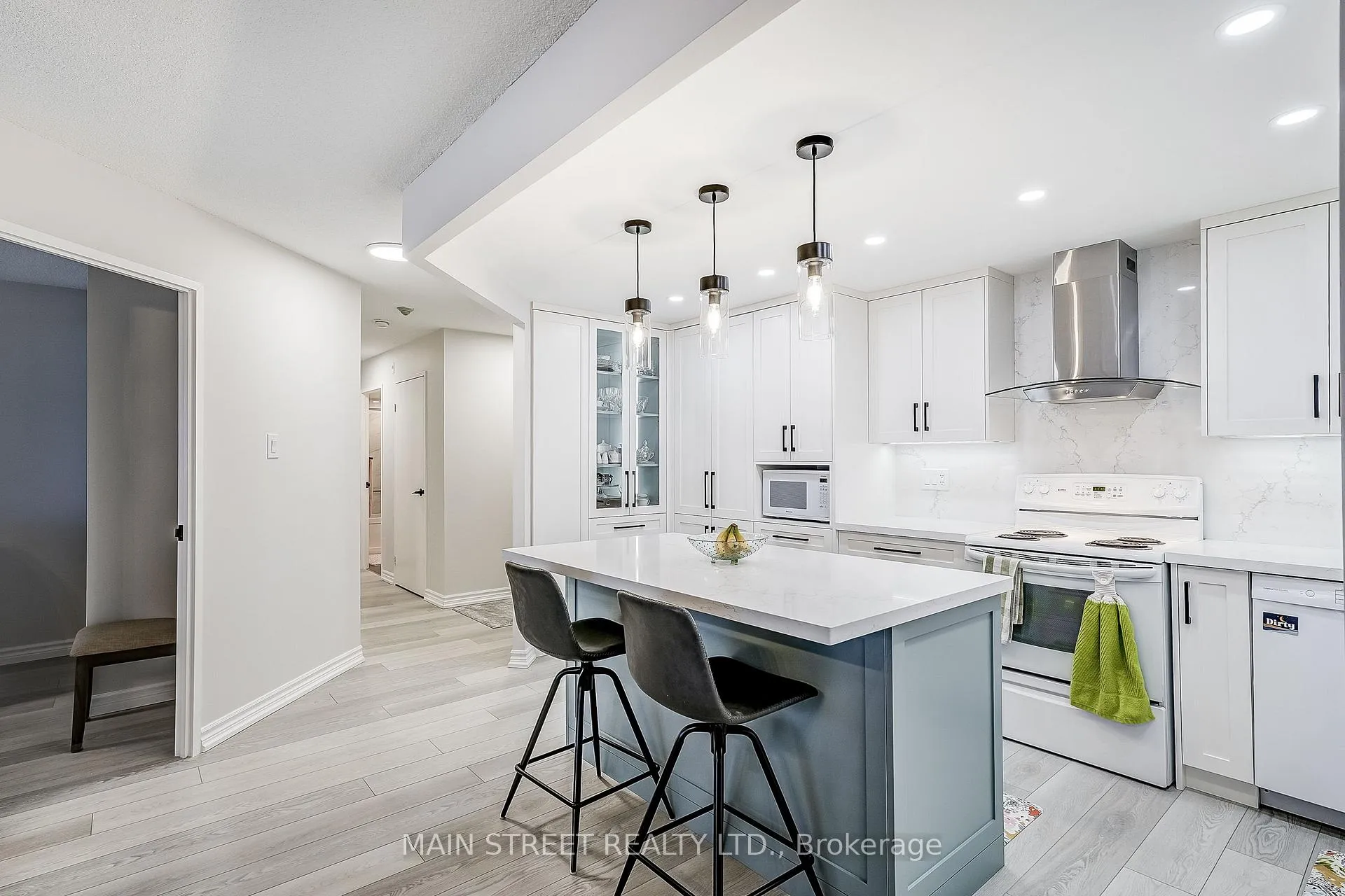 Photo 7 of Unit 506, 250 Davis Drive, Newmarket, Central Newmarket — HOMEH