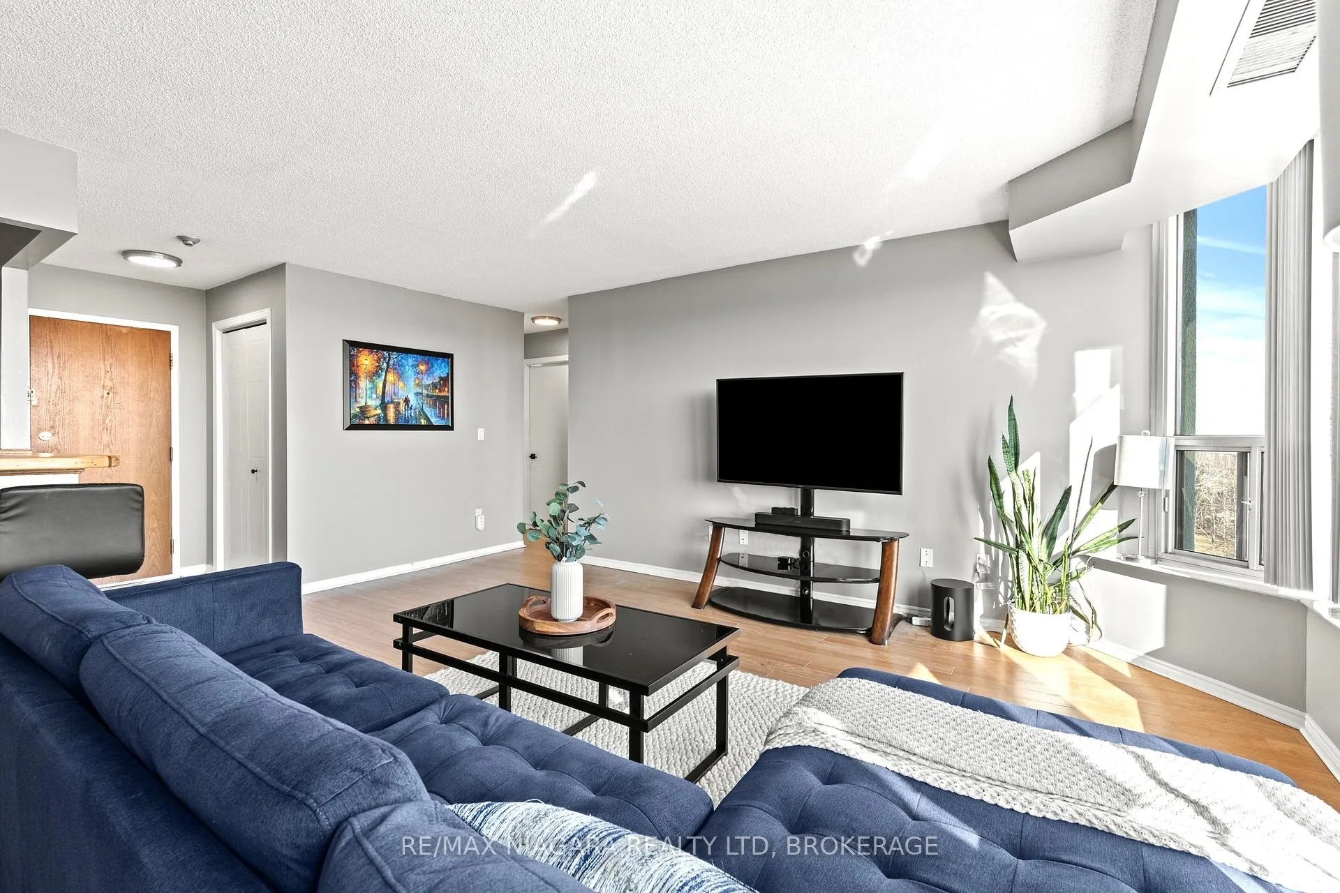 Photo 8 of Unit 601, 81 Scott Street, St. Catharines, Lakeport — HOMEH
