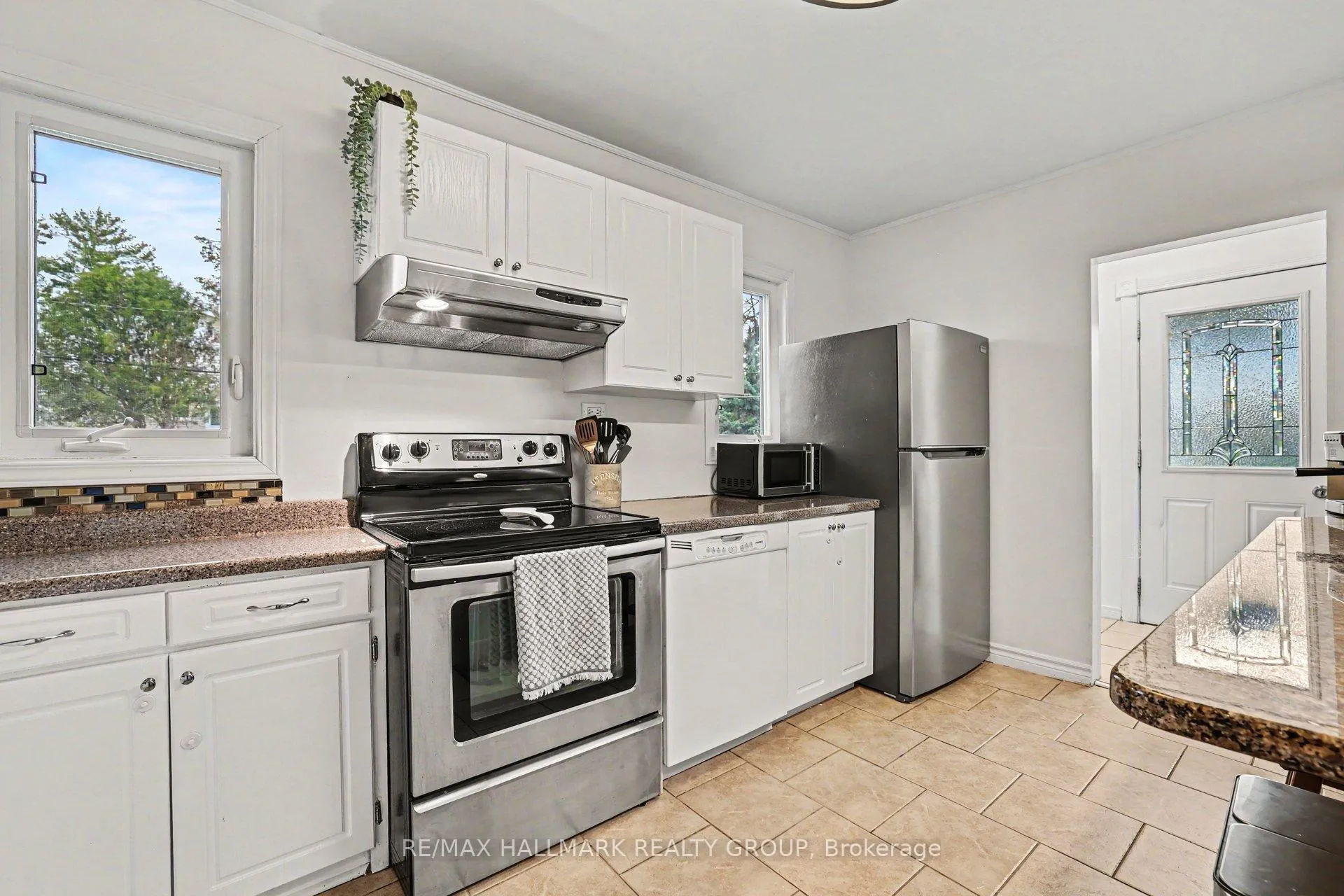 Photo 10 of 138 Third Avenue, Arnprior — HOMEH