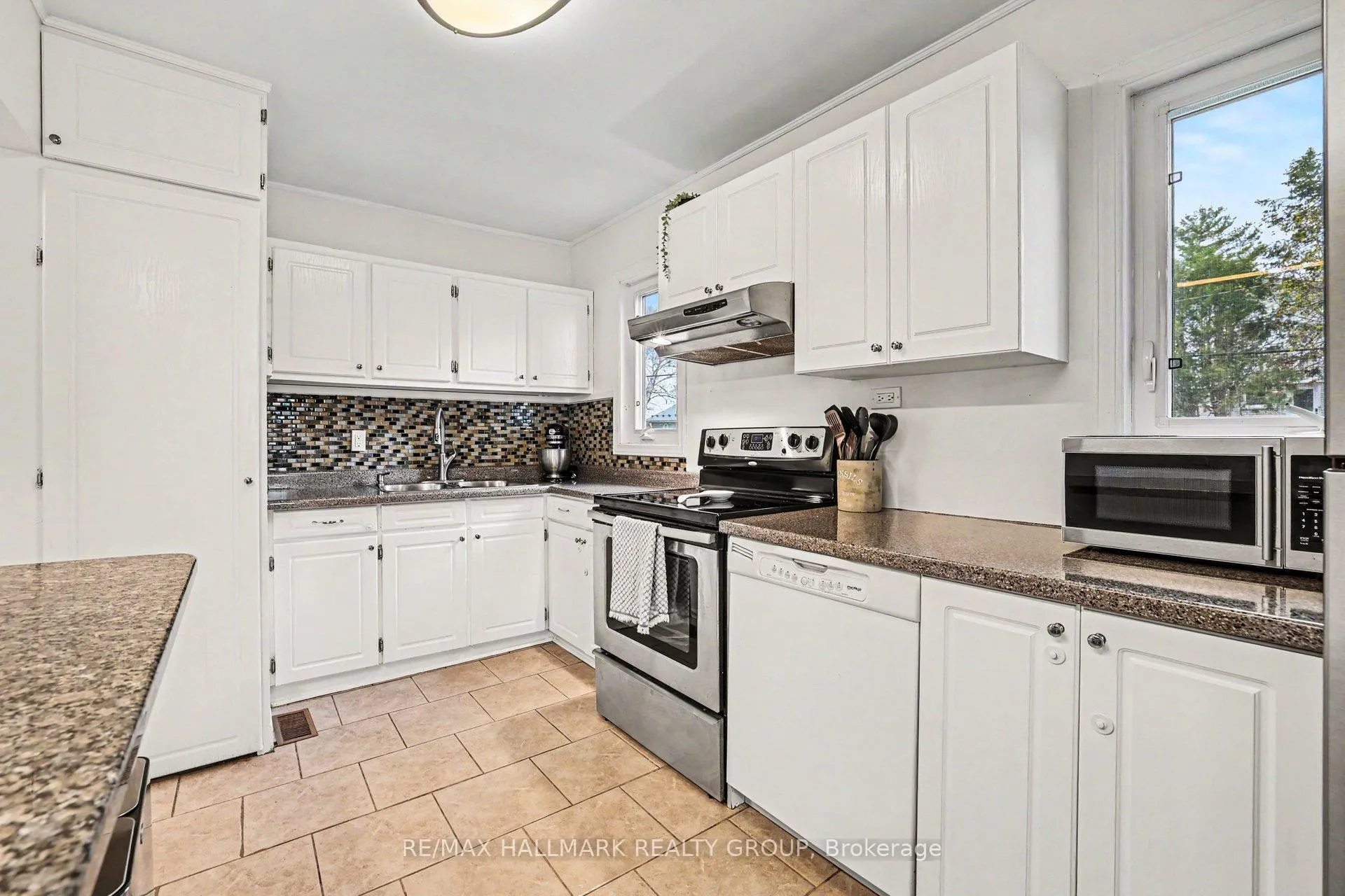 Photo 12 of 138 Third Avenue, Arnprior — HOMEH