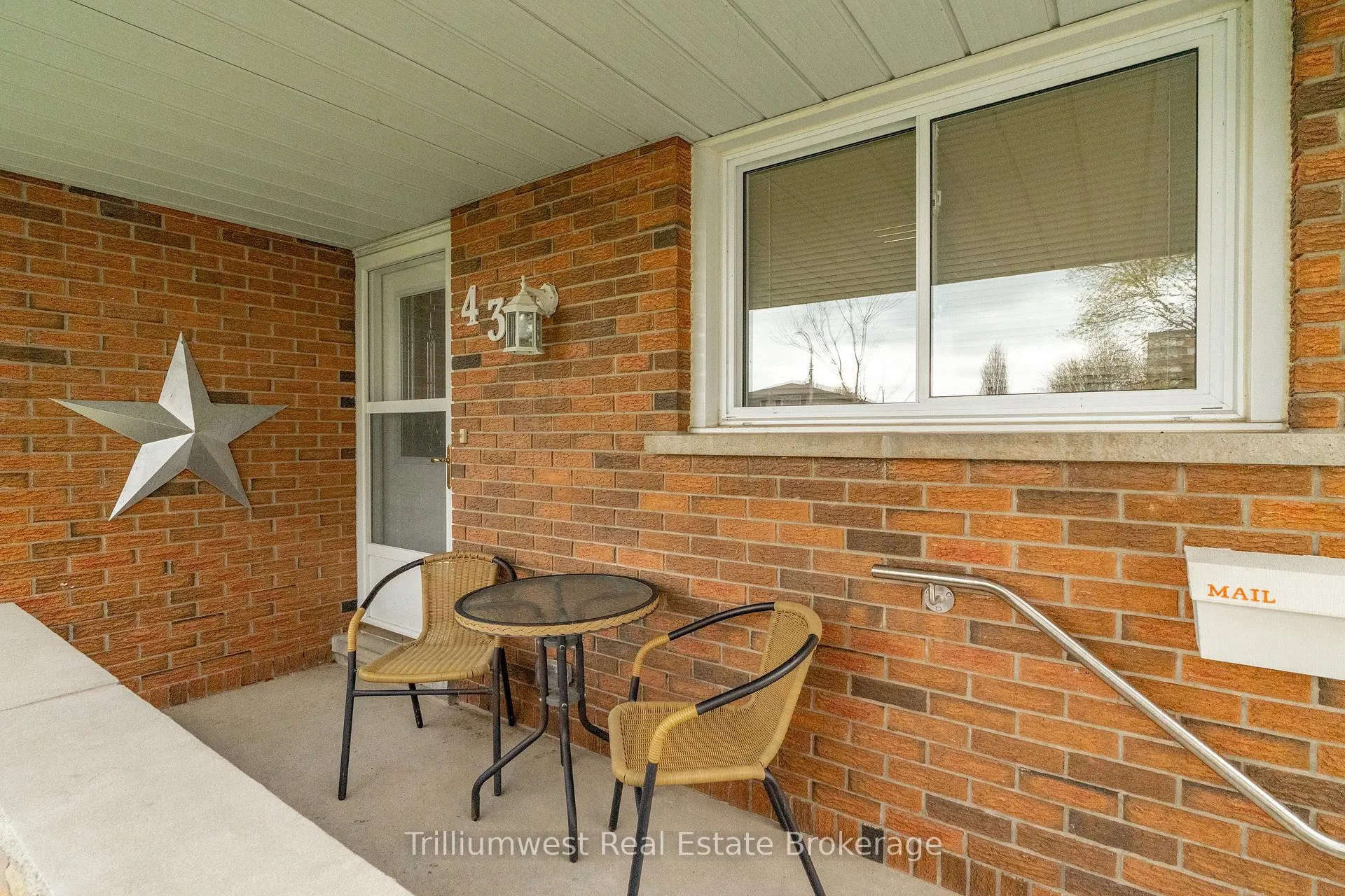 Photo 3 of 43 Tupper Crescent, Kitchener — HOMEH