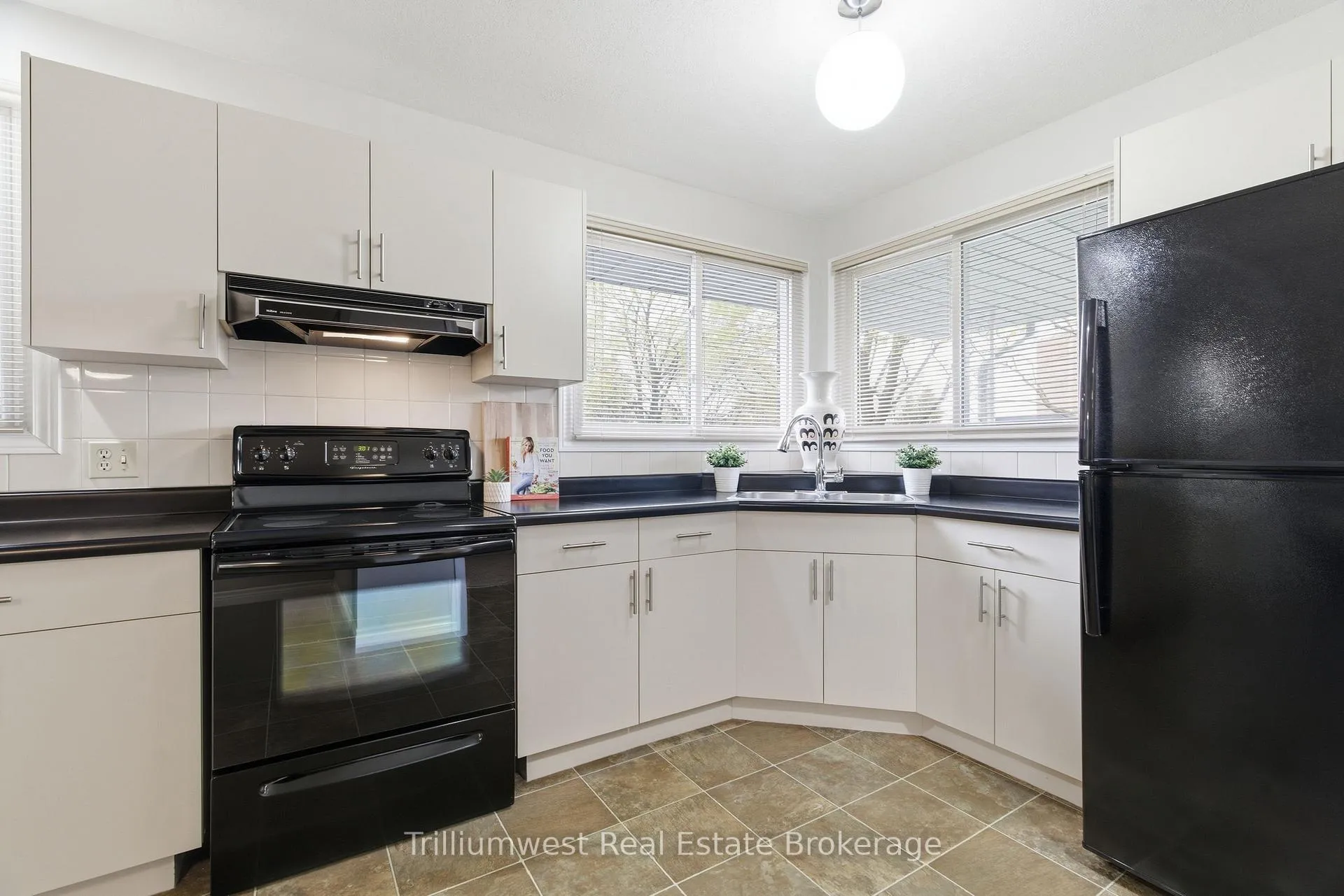 Photo 10 of 43 Tupper Crescent, Kitchener — HOMEH