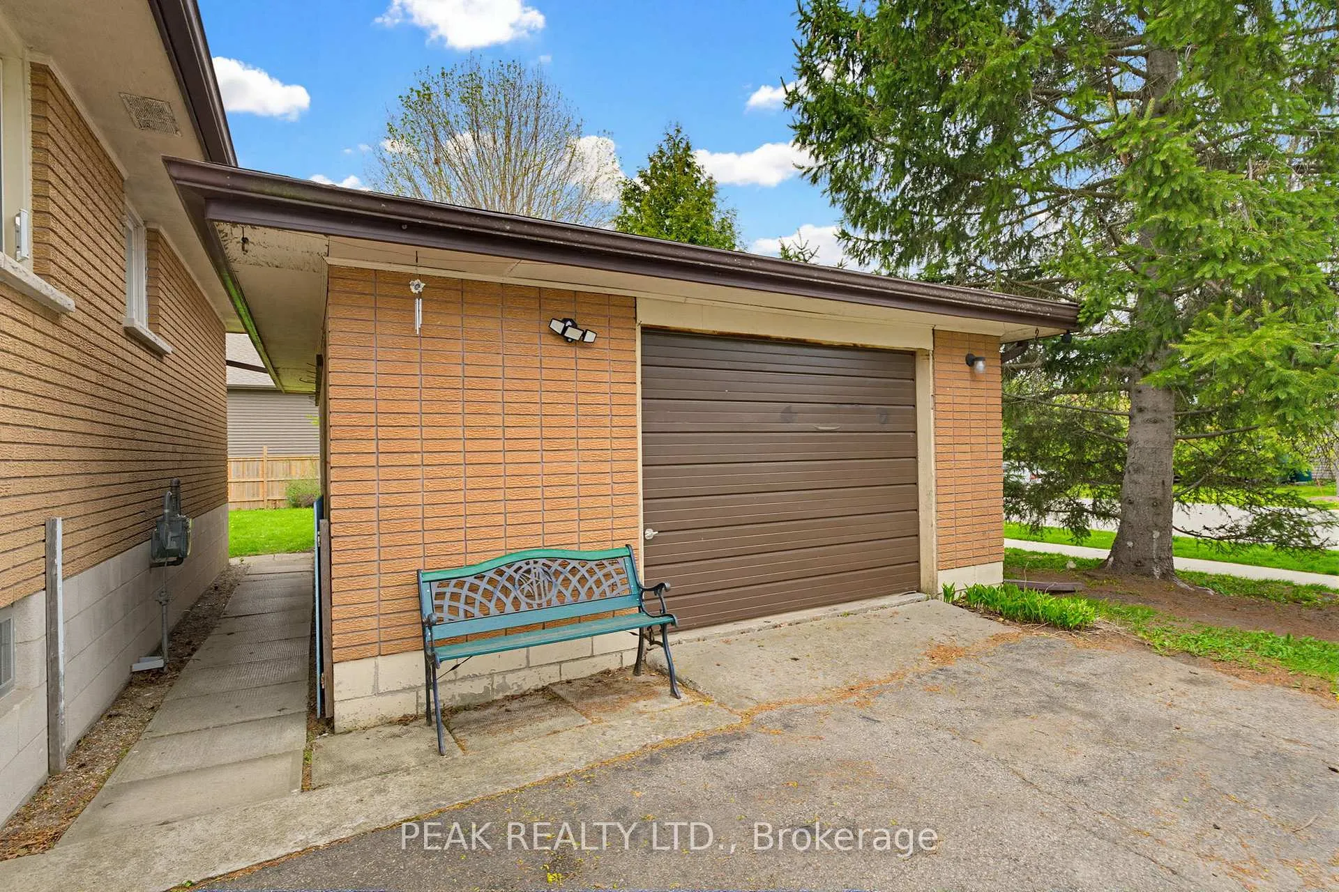 Photo 5 of 86 Oak Avenue, Brant, Paris — HOMEH