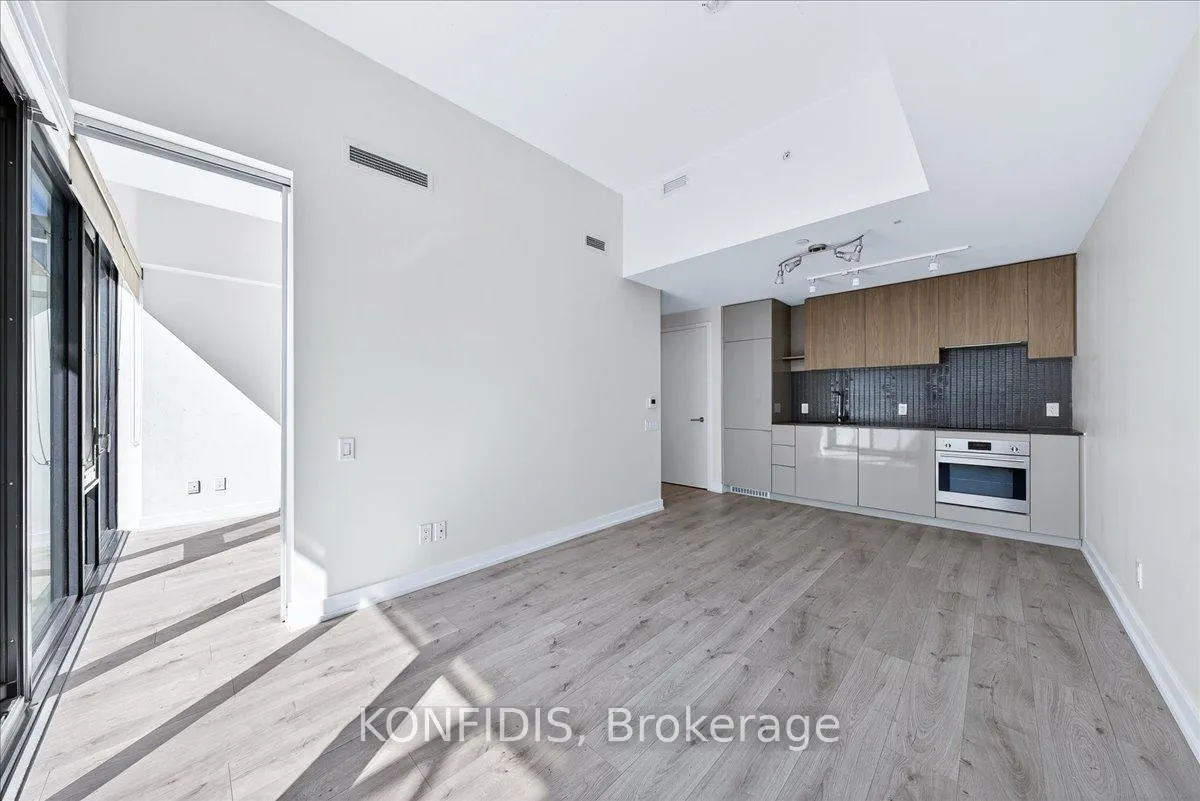 Photo 3 of Unit 732, 161 Roehampton Avenue, Toronto, Mount Pleasant East — HOMEH