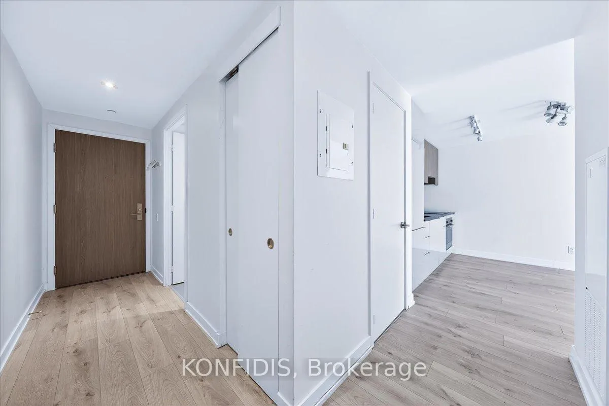 Photo 5 of Unit 732, 161 Roehampton Avenue, Toronto, Mount Pleasant East — HOMEH