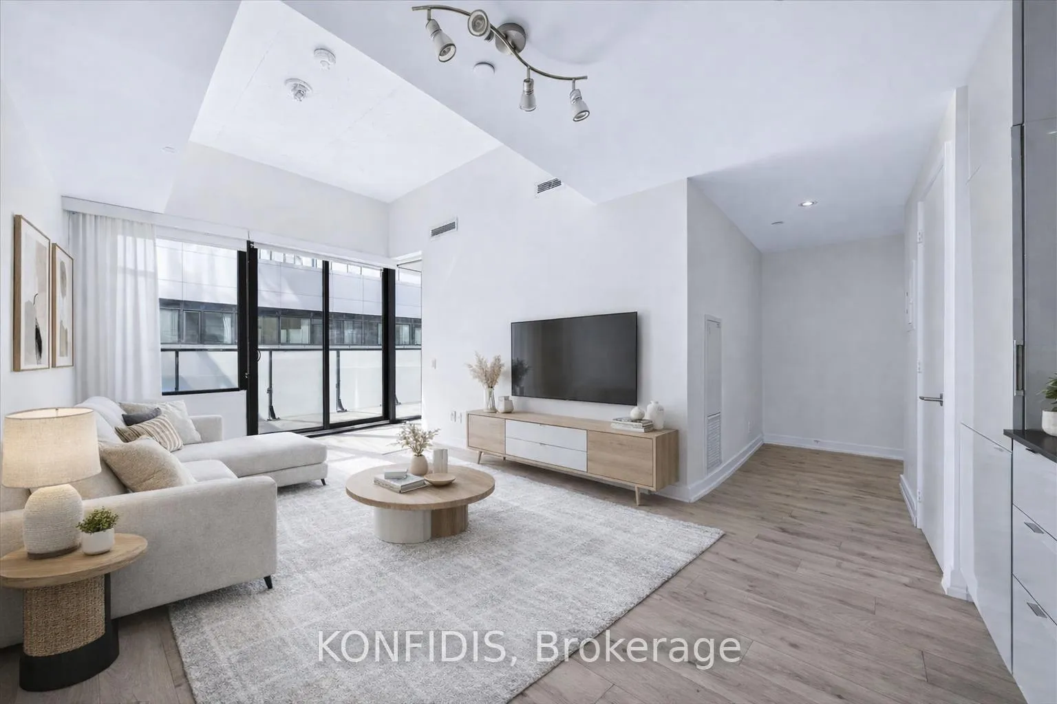 Photo 7 of Unit 732, 161 Roehampton Avenue, Toronto, Mount Pleasant East — HOMEH