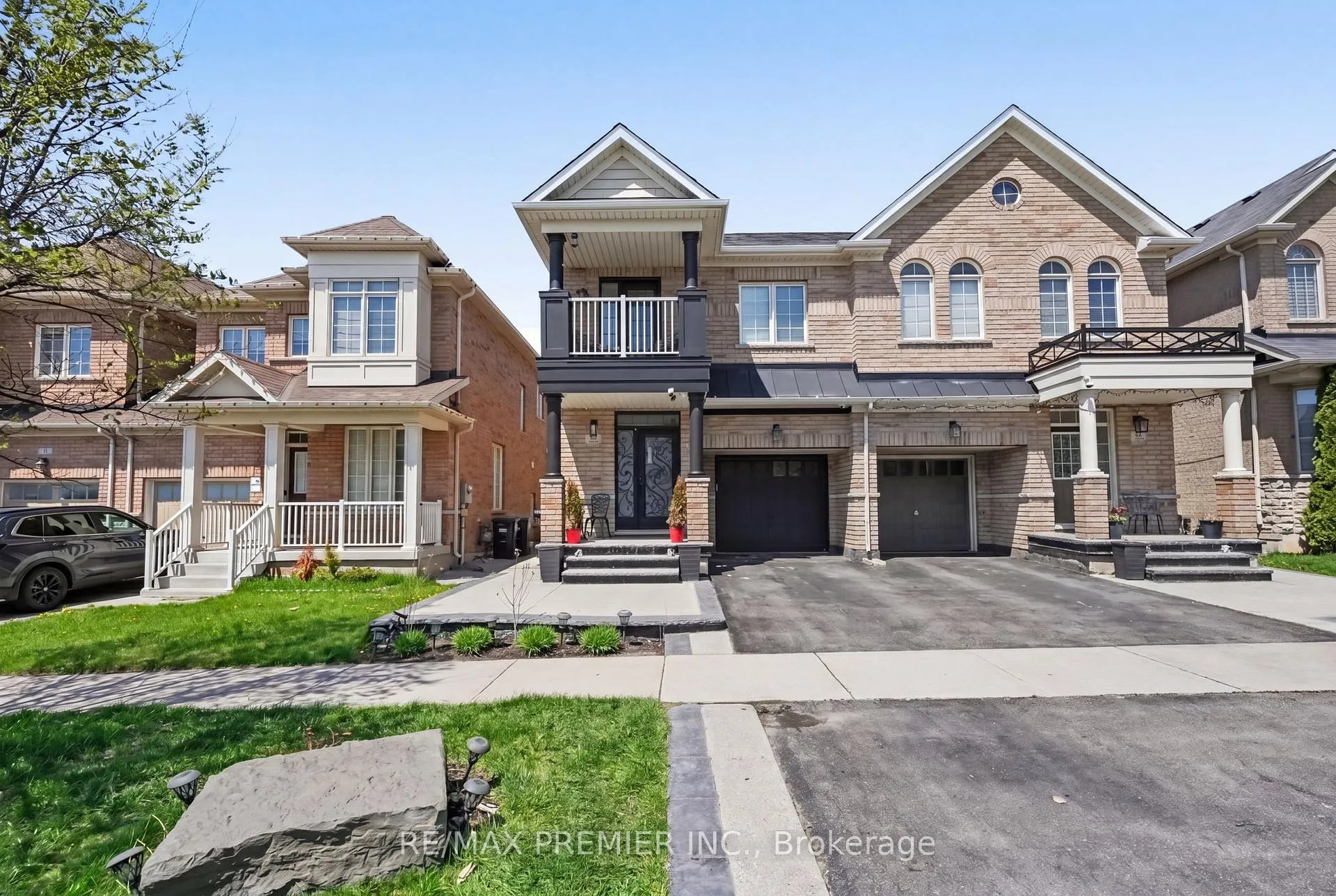 Photo 2 of 82 Chesterwood Crescent, Brampton, Credit Valley — HOMEH