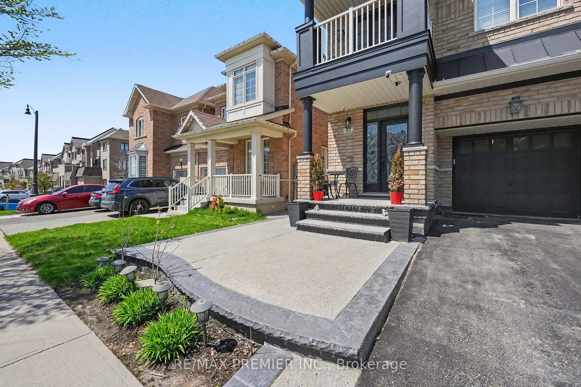 Photo 3 of 82 Chesterwood Crescent, Brampton, Credit Valley — HOMEH