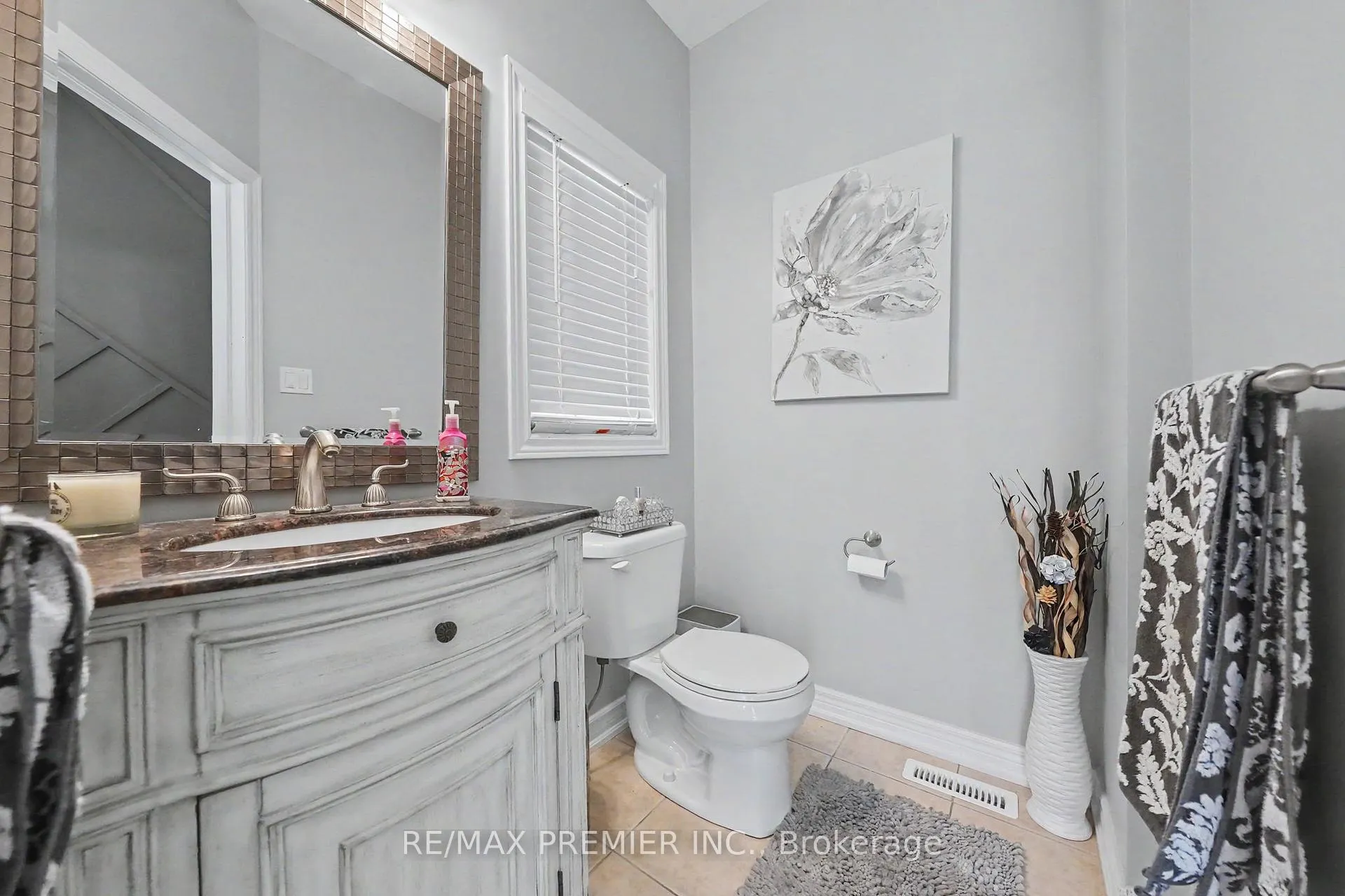 Photo 7 of 82 Chesterwood Crescent, Brampton, Credit Valley — HOMEH