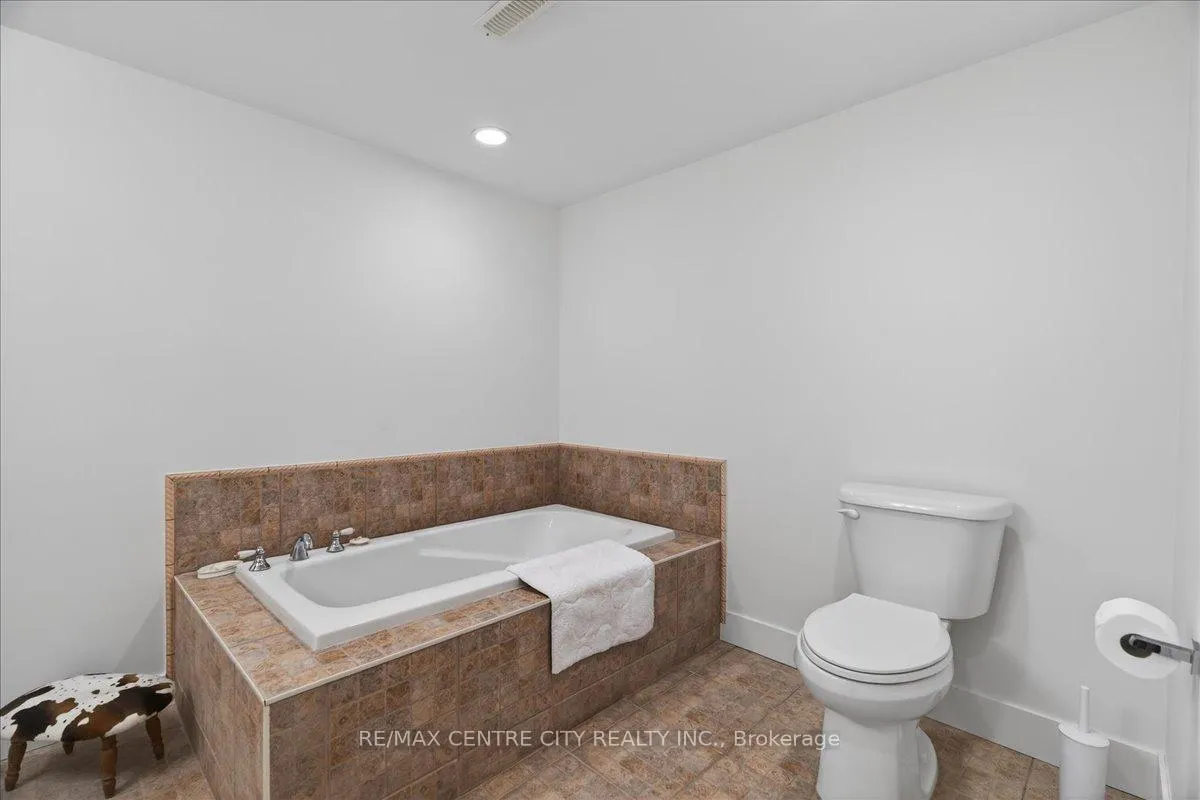 Photo 31 of 1102 Prince Philip Drive, London, North M — HOMEH
