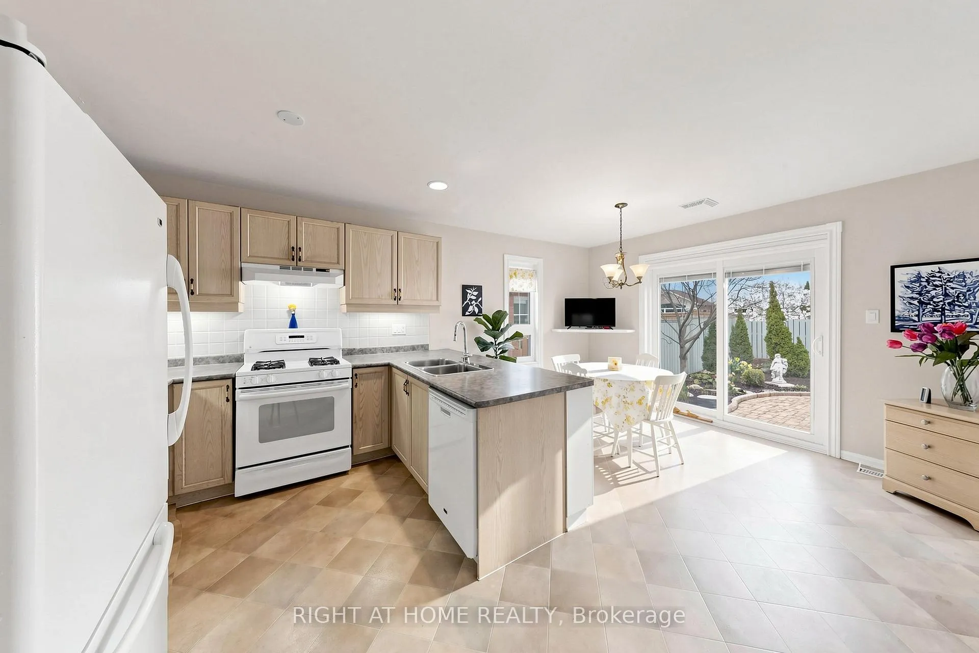 Photo 14 of 1495 Greenvalley Trail, Oshawa, Taunton — HOMEH