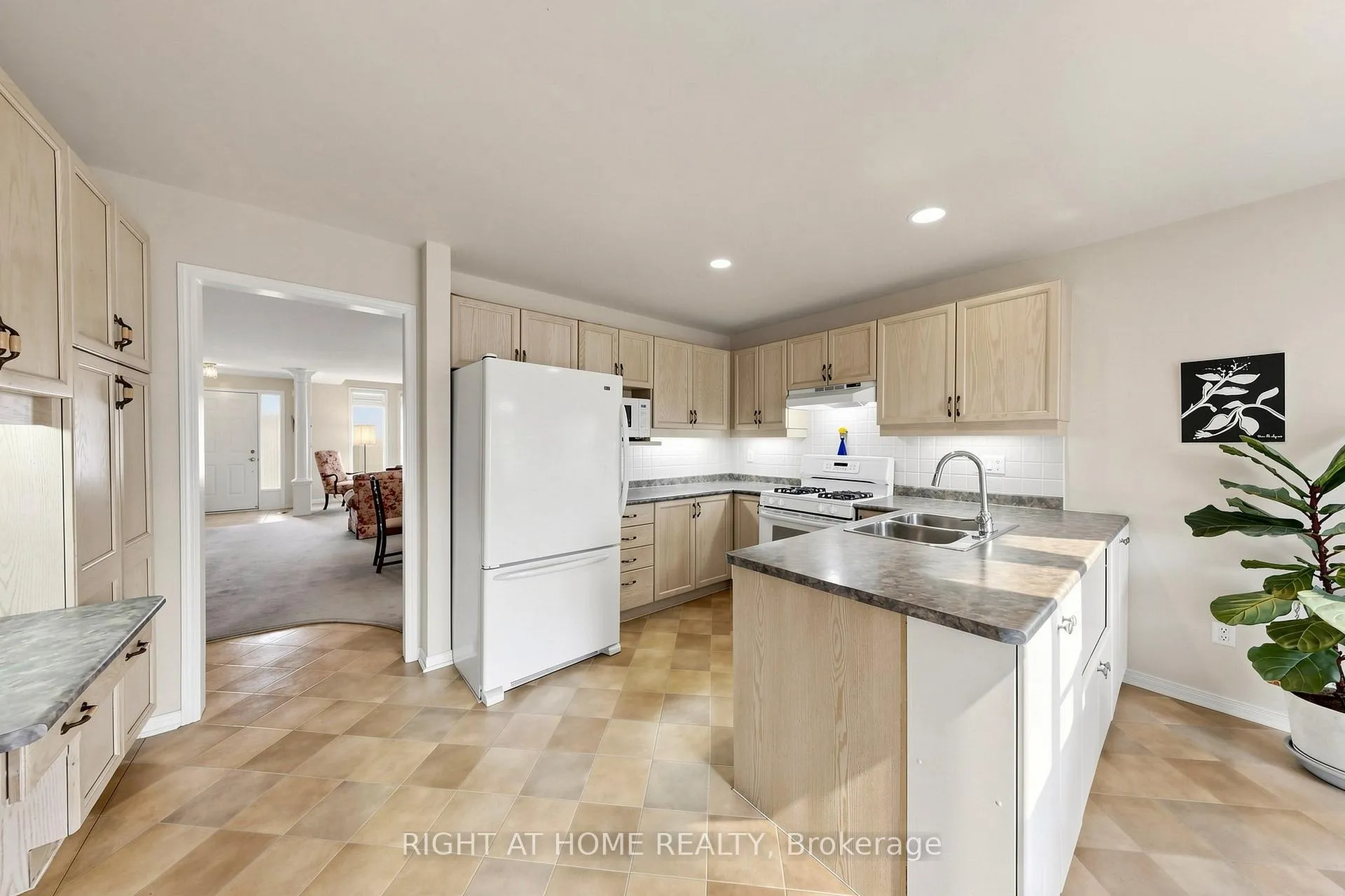 Photo 17 of 1495 Greenvalley Trail, Oshawa, Taunton — HOMEH