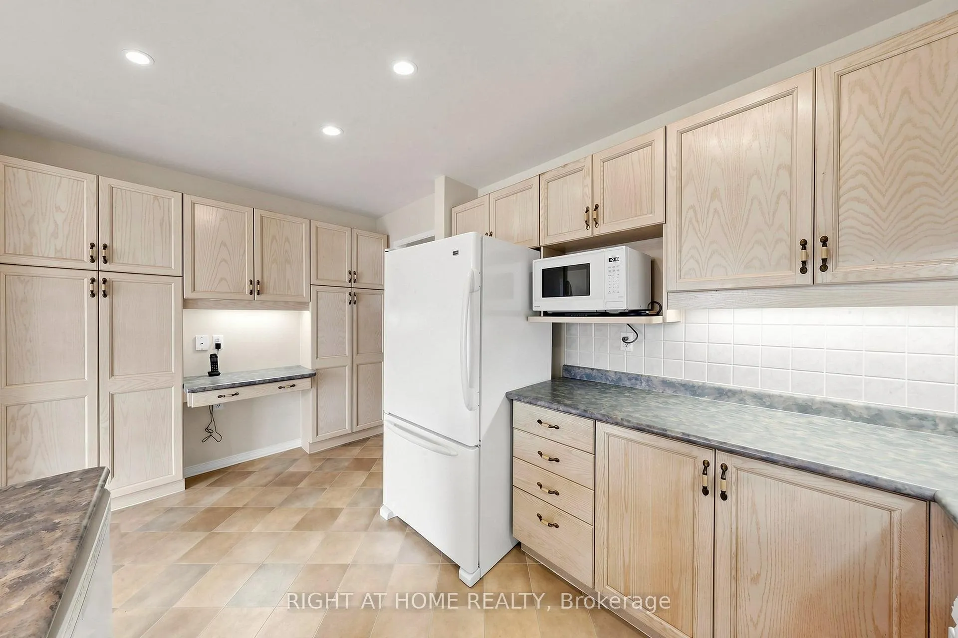 Photo 18 of 1495 Greenvalley Trail, Oshawa, Taunton — HOMEH
