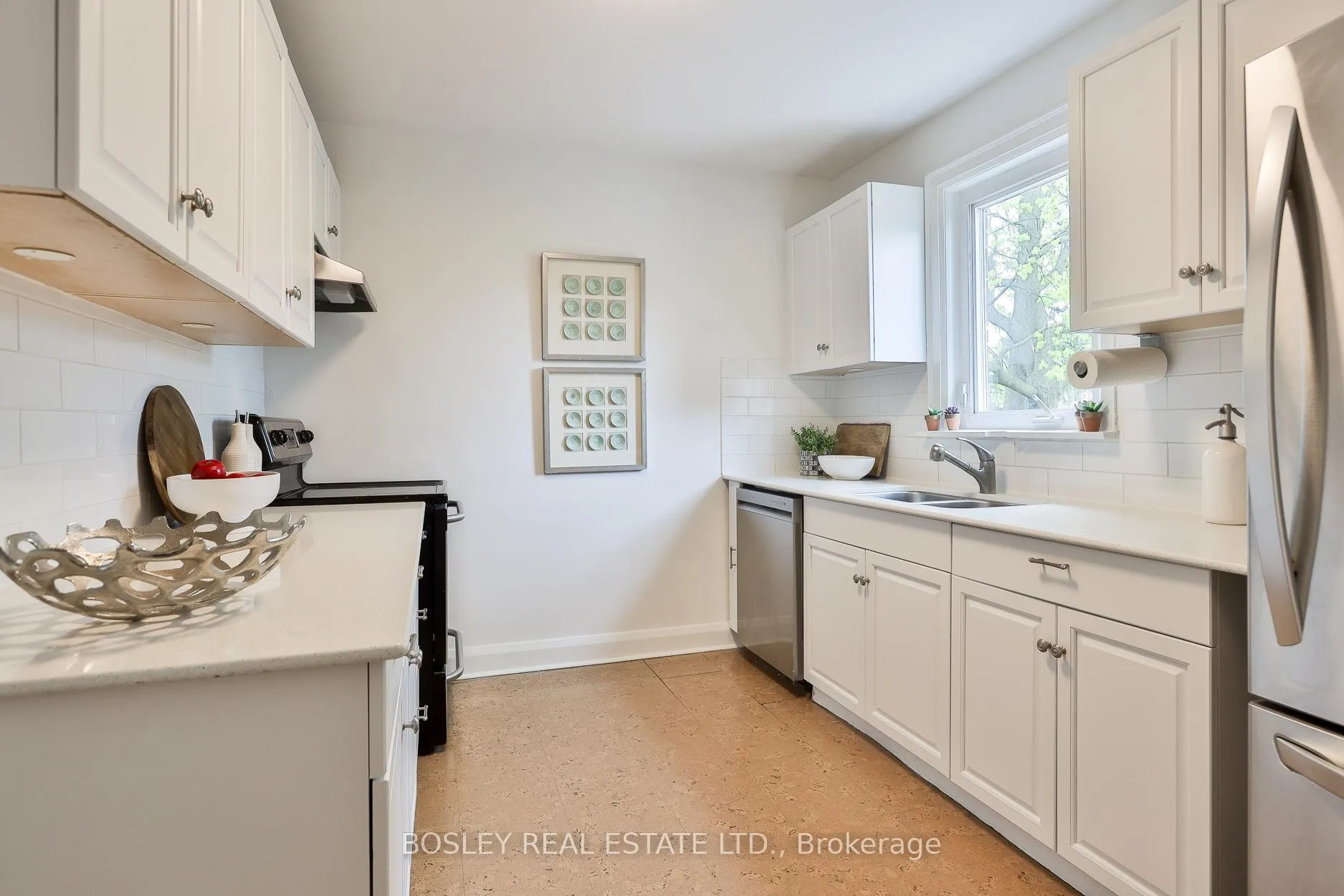 Photo 9 of 109 Southvale Drive, Toronto, Leaside — HOMEH
