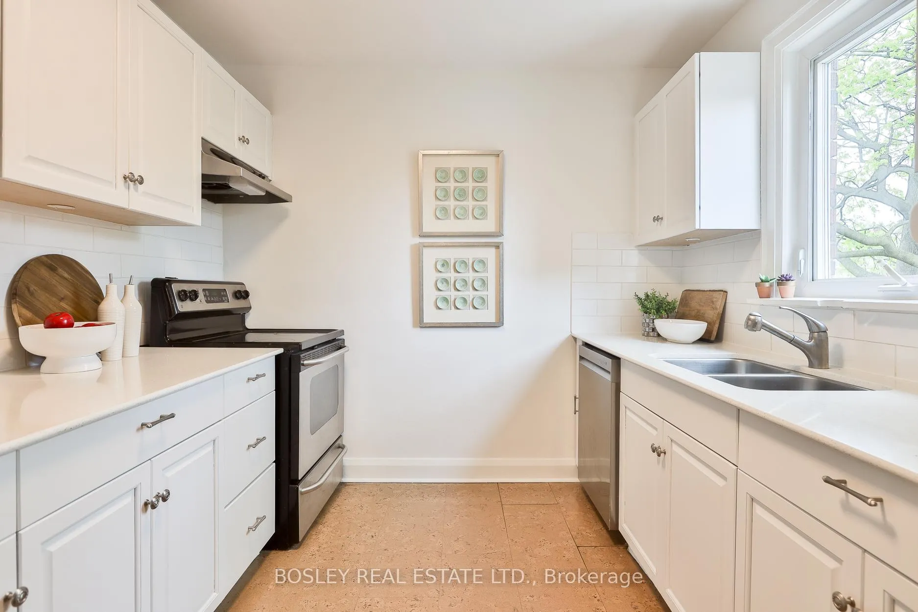 Photo 10 of 109 Southvale Drive, Toronto, Leaside — HOMEH