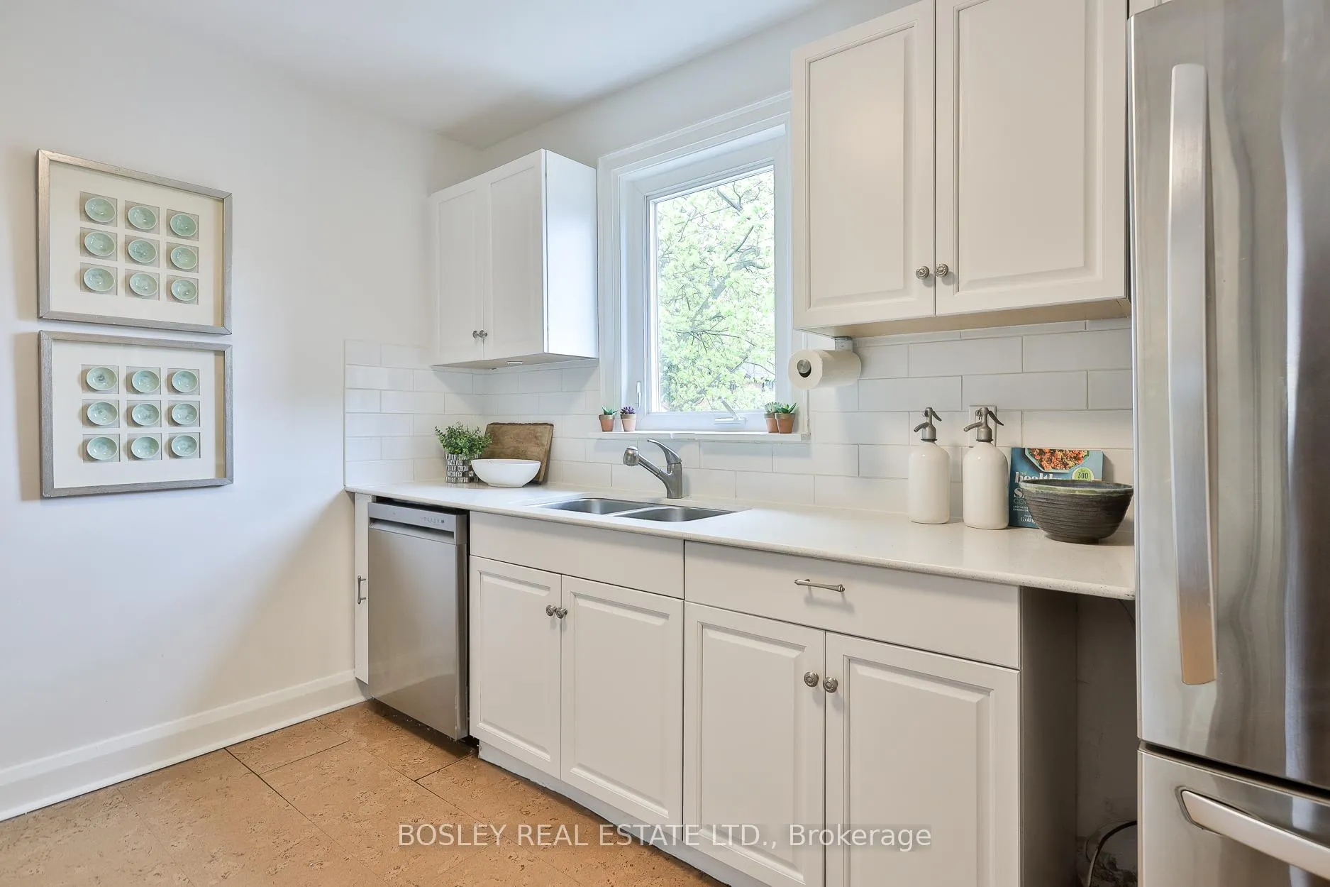 Photo 11 of 109 Southvale Drive, Toronto, Leaside — HOMEH
