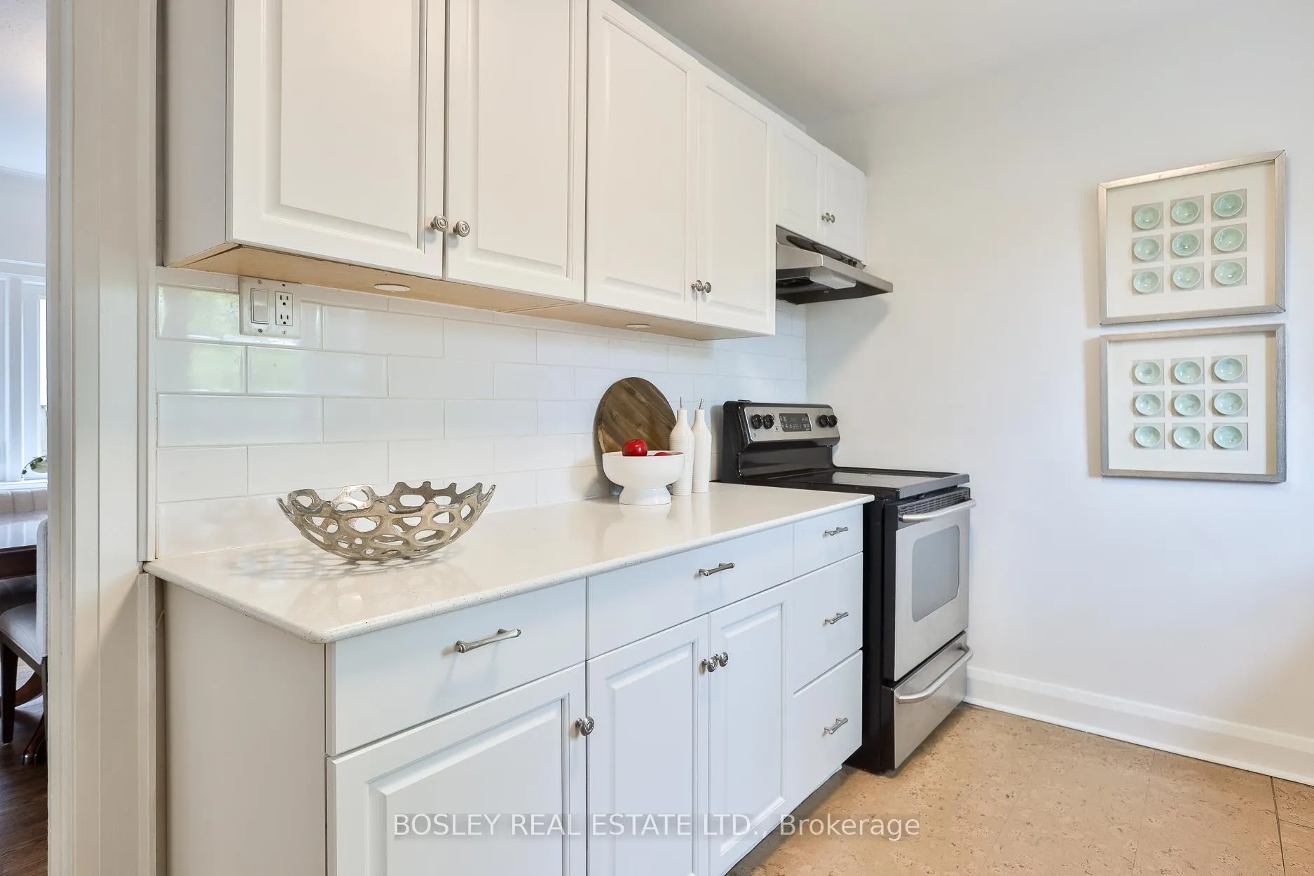 Photo 12 of 109 Southvale Drive, Toronto, Leaside — HOMEH