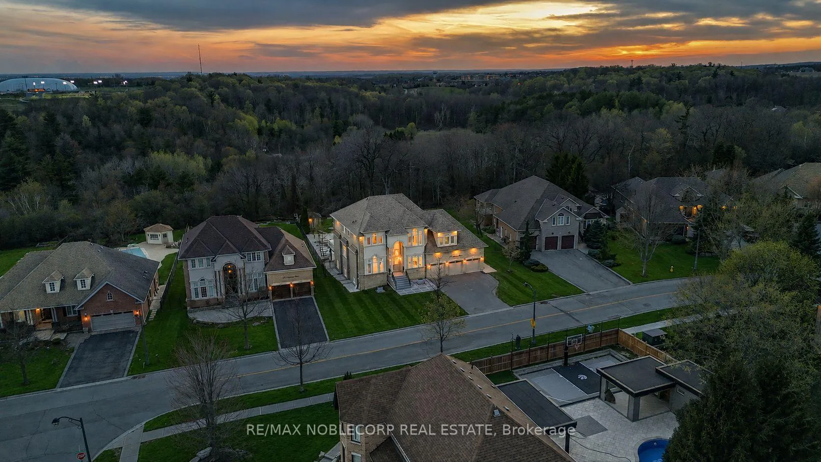 Photo 5 of 170 Athabasca Drive, Vaughan, Rural Vaughan — HOMEH
