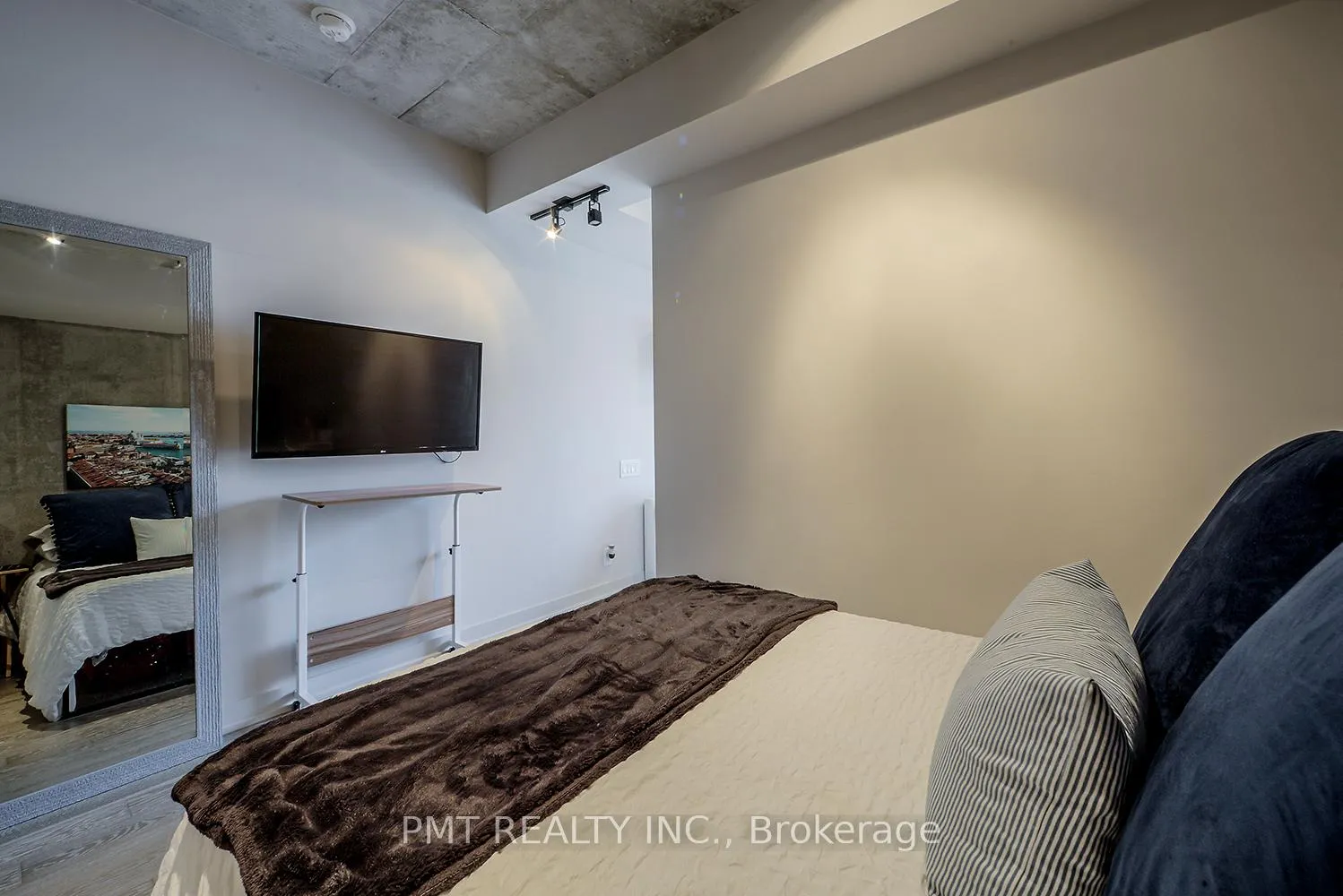 Photo 5 of Unit 804, 39 Brant Street, Toronto, Waterfront Communities — HOMEH