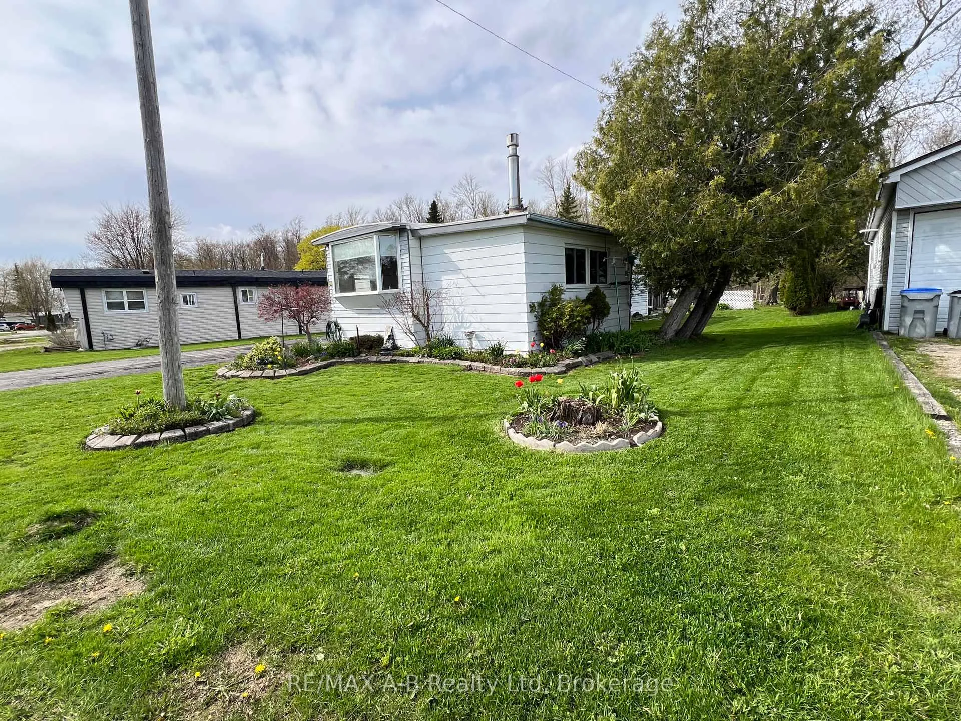 Photo 4 of 123 Ash Street, Perth East, Crystal Lake — HOMEH