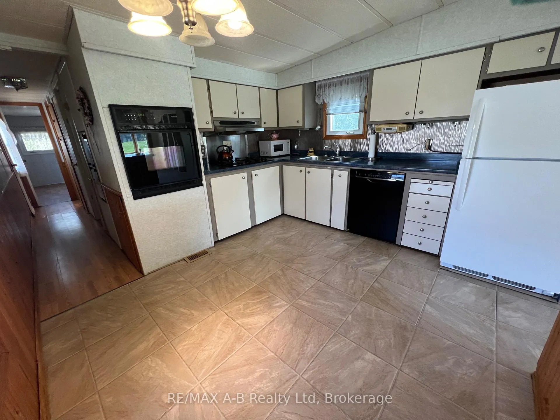 Photo 21 of 123 Ash Street, Perth East, Crystal Lake — HOMEH