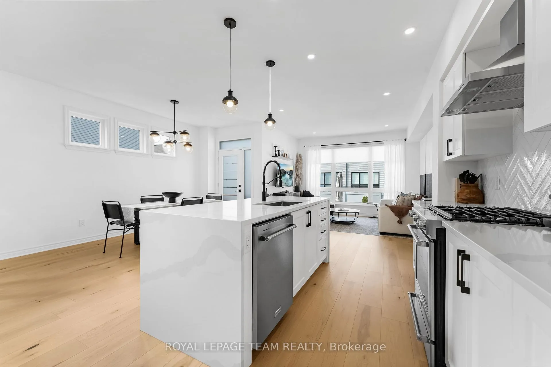 Photo 6 of 808 Chipping Circle, Ottawa, Riverside South/Gloucester Glen — HOMEH