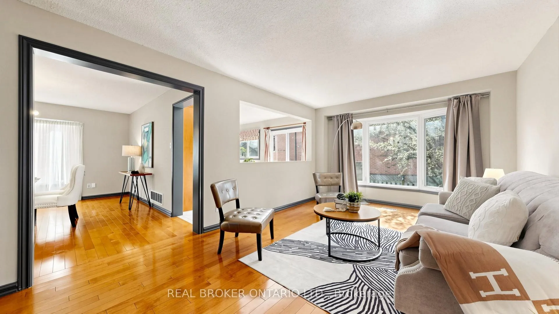 Photo 7 of 150 bradbeer Crescent, Vaughan, Crestwood-Springfarm-Yorkhill — HOMEH