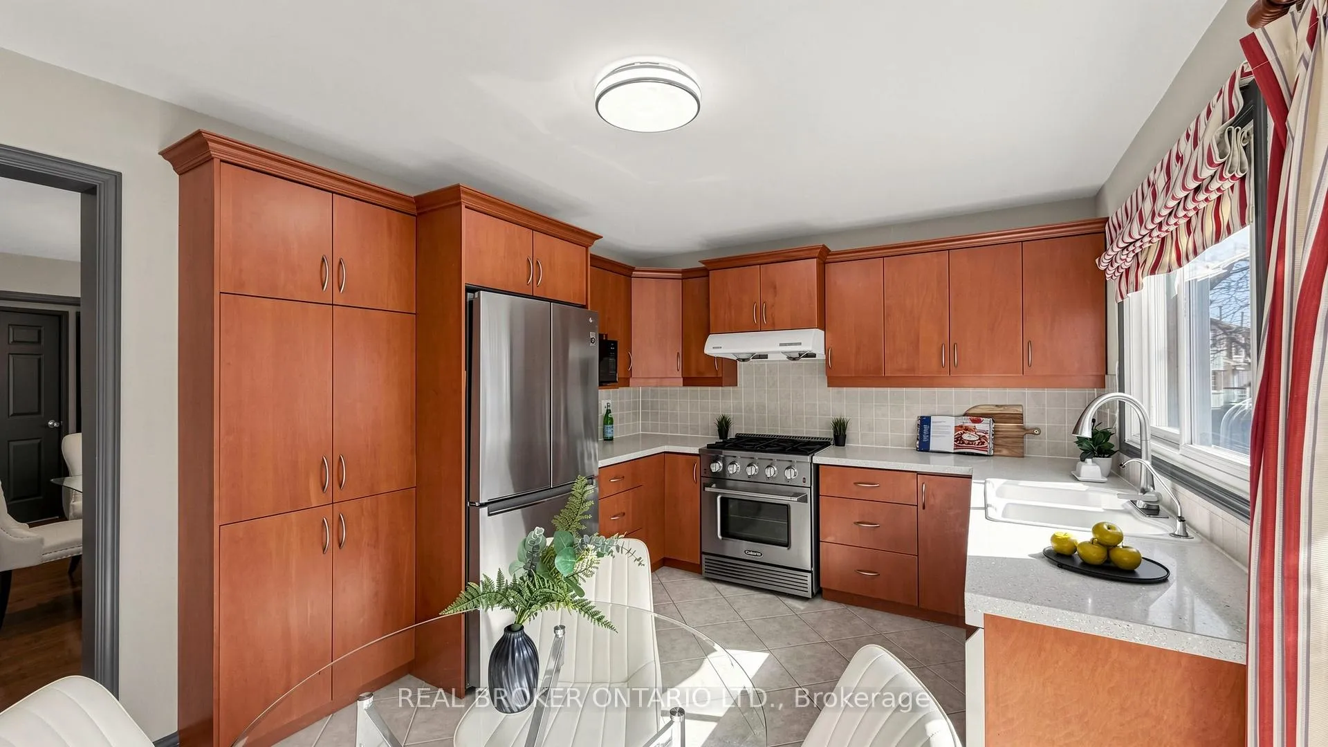 Photo 9 of 150 bradbeer Crescent, Vaughan, Crestwood-Springfarm-Yorkhill — HOMEH