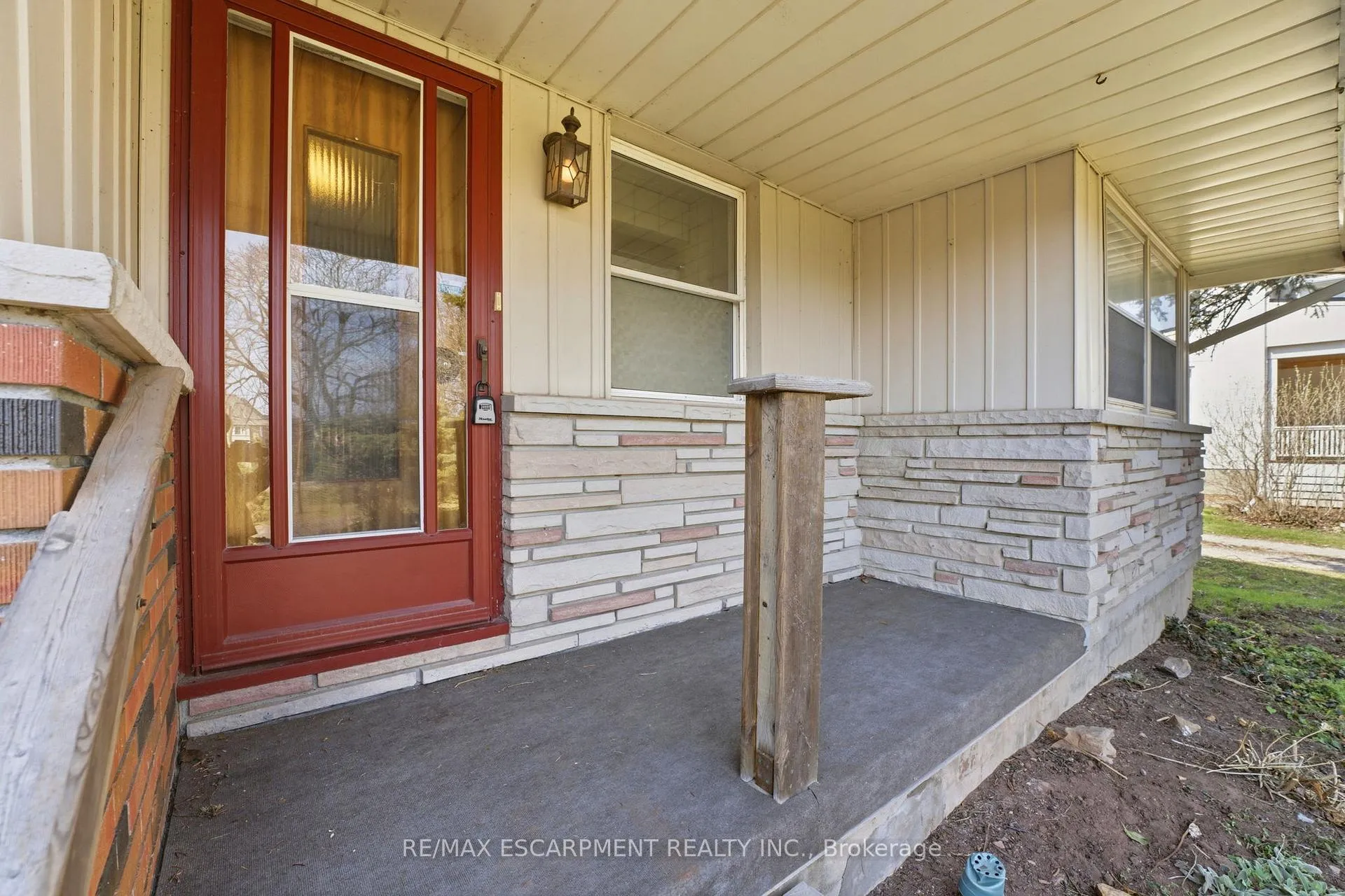 Photo 5 of 246 Main Street E, Grimsby, Grimsby East — HOMEH