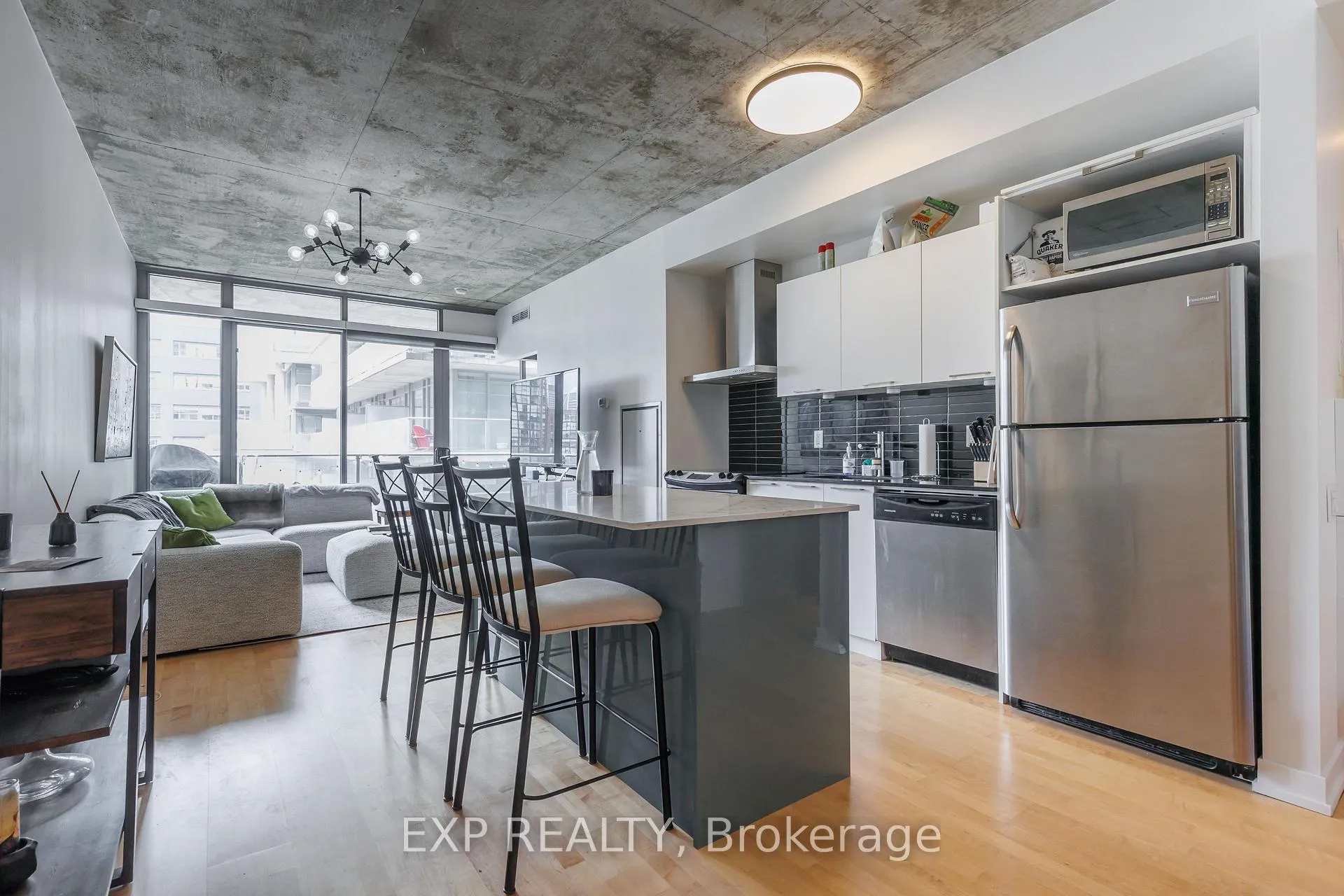Front of Unit 703, 650 King Street W