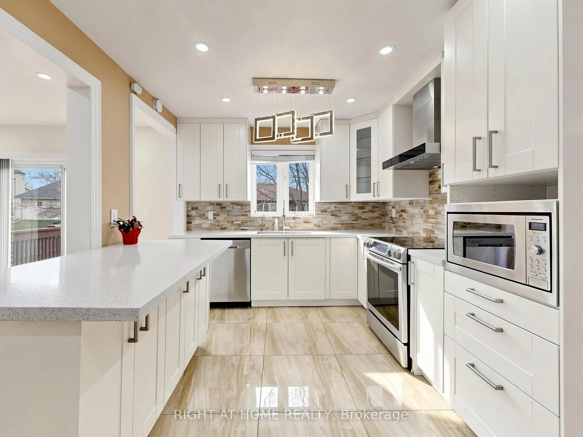 Photo 1 of 86 Howlett Avenue, Newmarket, Huron Heights-Leslie Valley — HOMEH