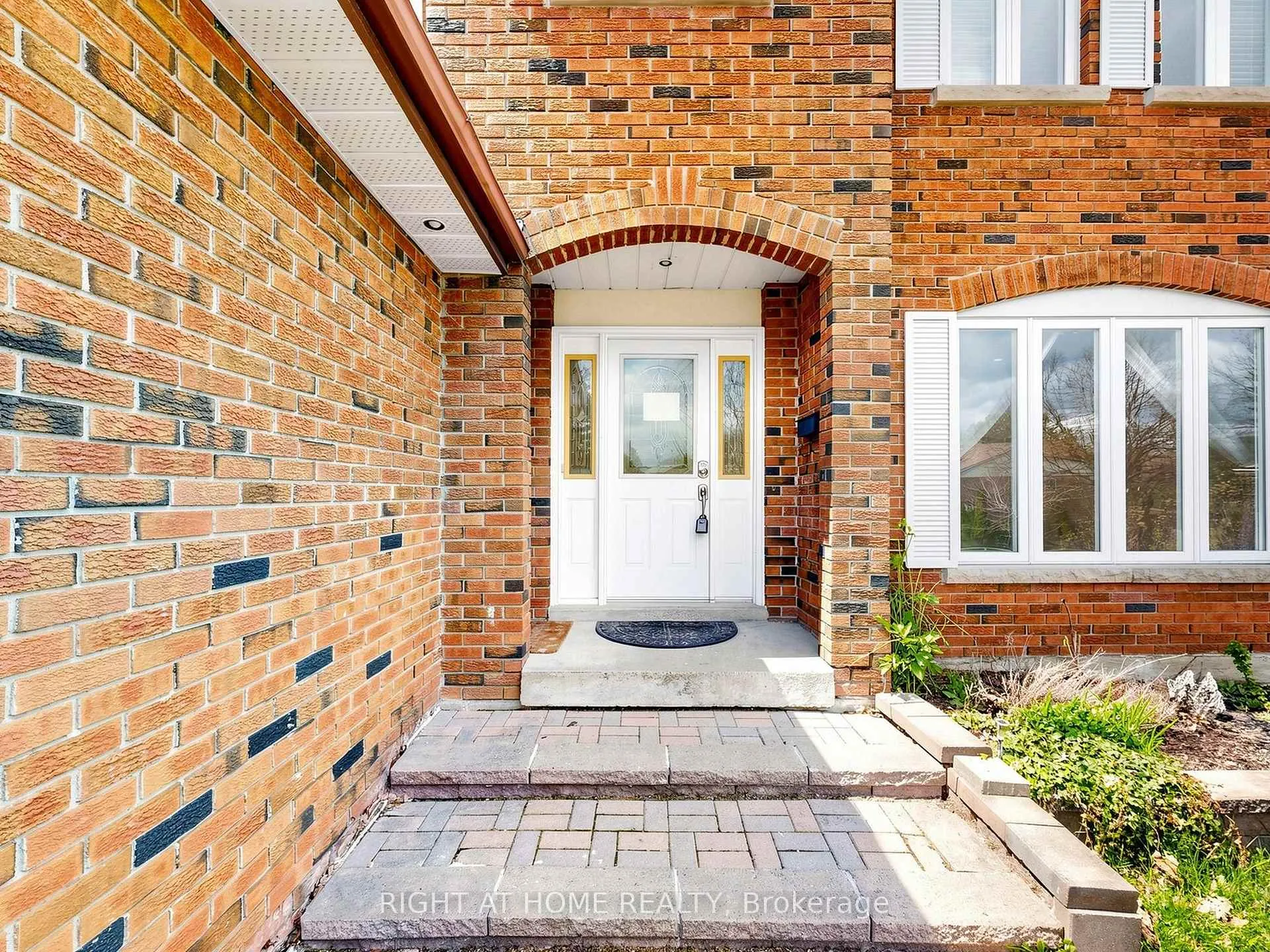 Photo 3 of 86 Howlett Avenue, Newmarket, Huron Heights-Leslie Valley — HOMEH