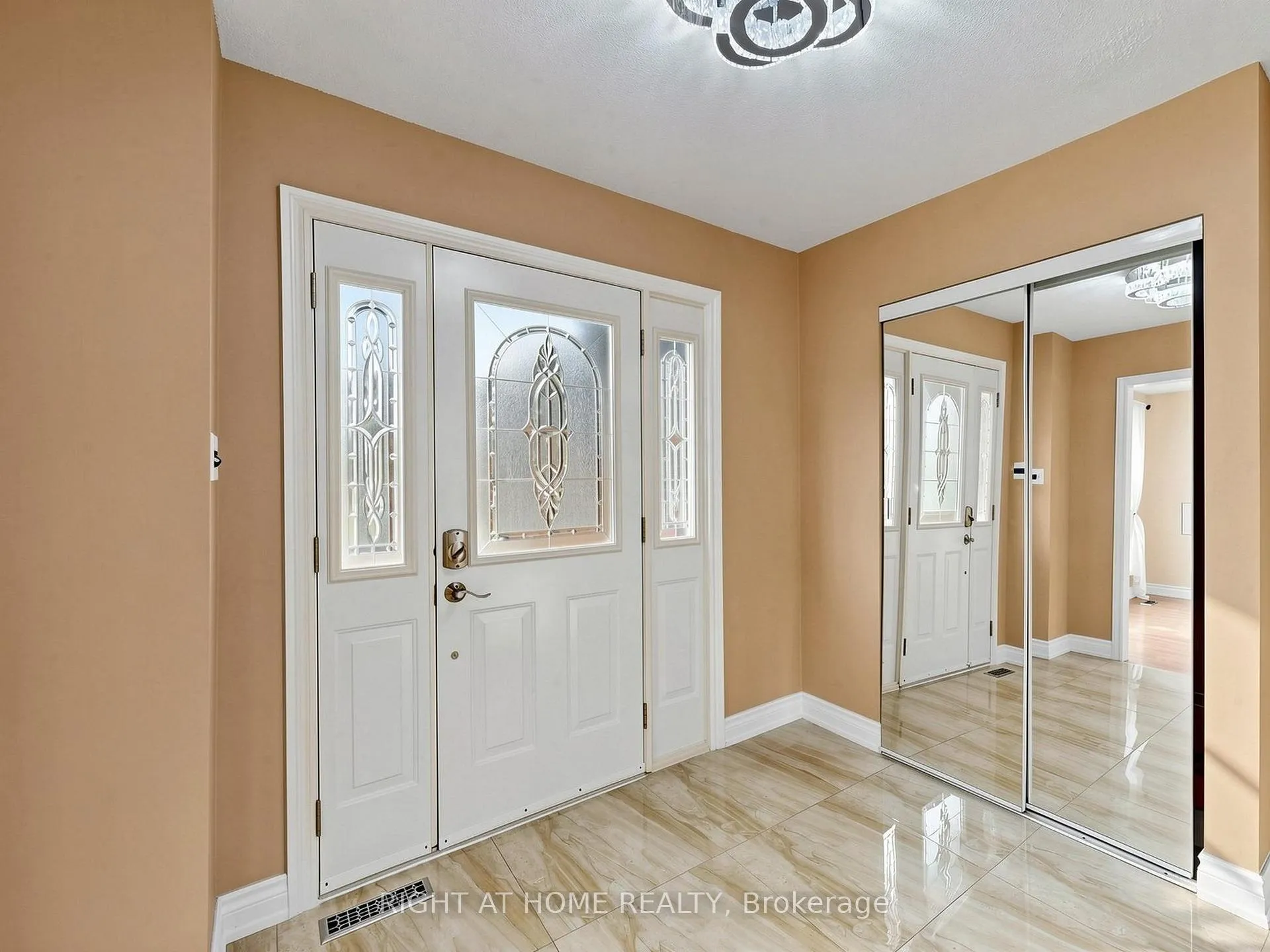 Photo 4 of 86 Howlett Avenue, Newmarket, Huron Heights-Leslie Valley — HOMEH