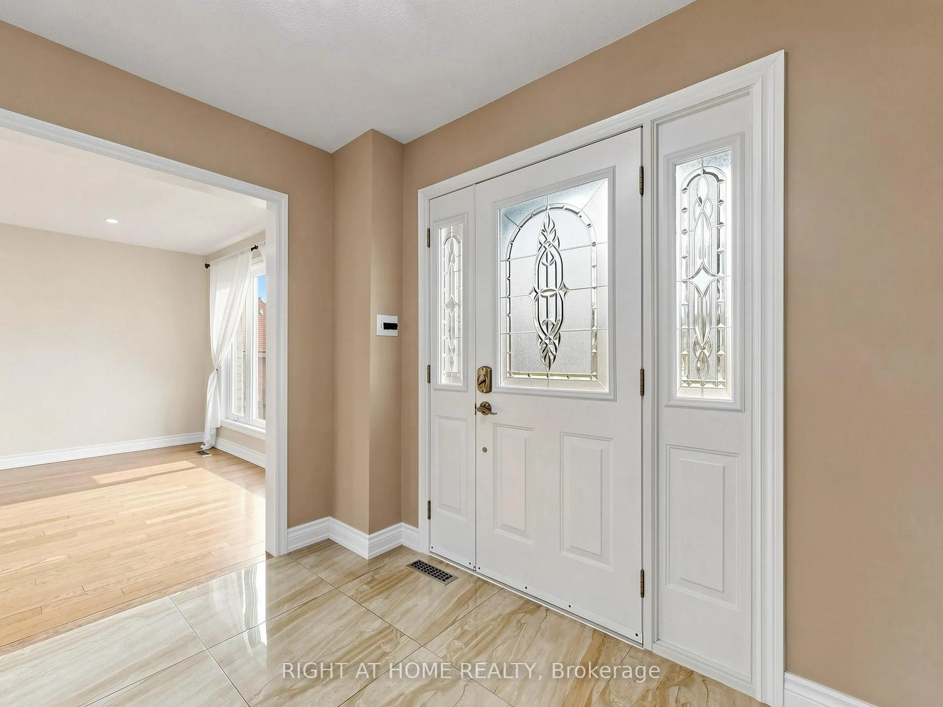Photo 5 of 86 Howlett Avenue, Newmarket, Huron Heights-Leslie Valley — HOMEH